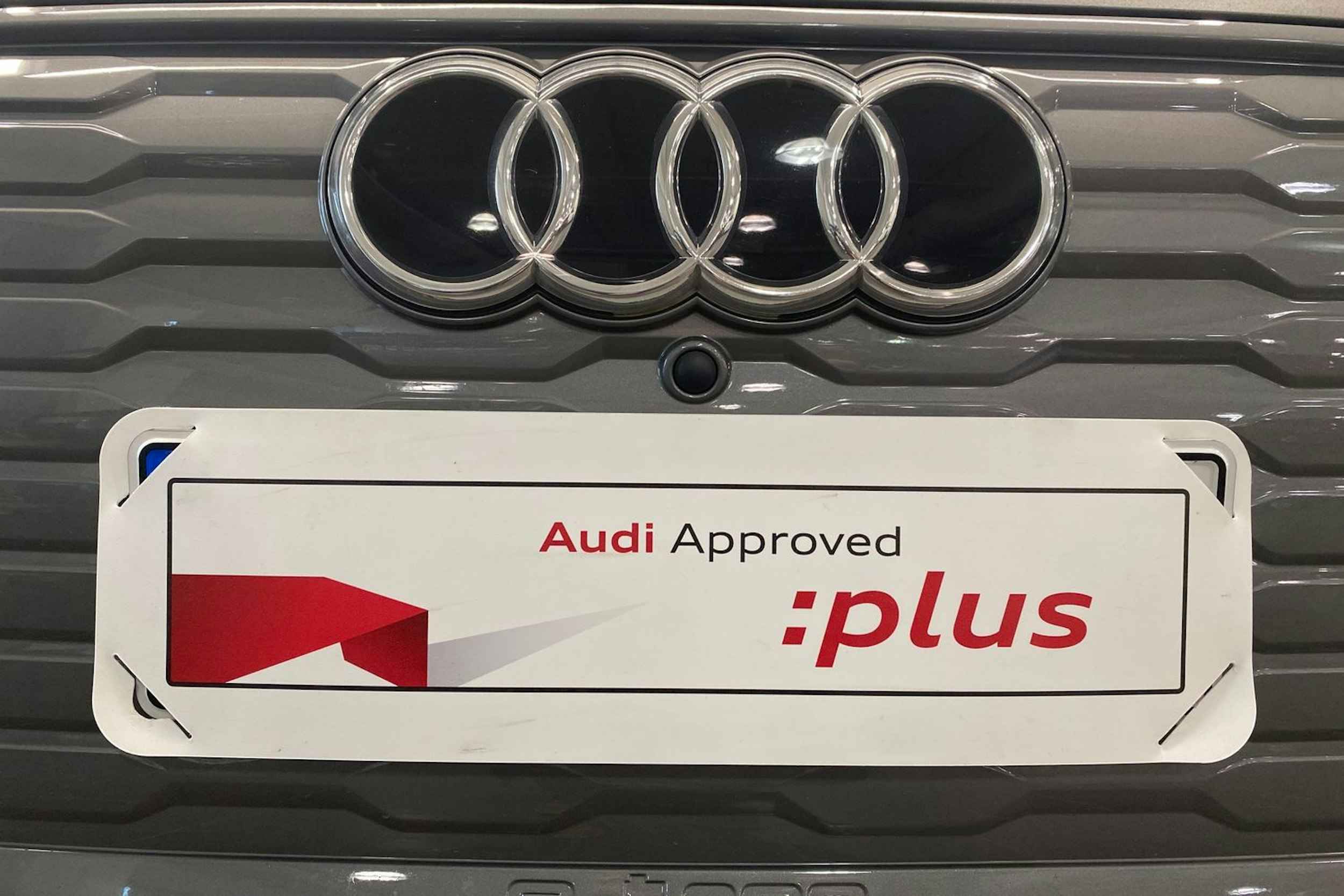 met. harmaa Audi Q4 e-tron 2023 kuva 24.