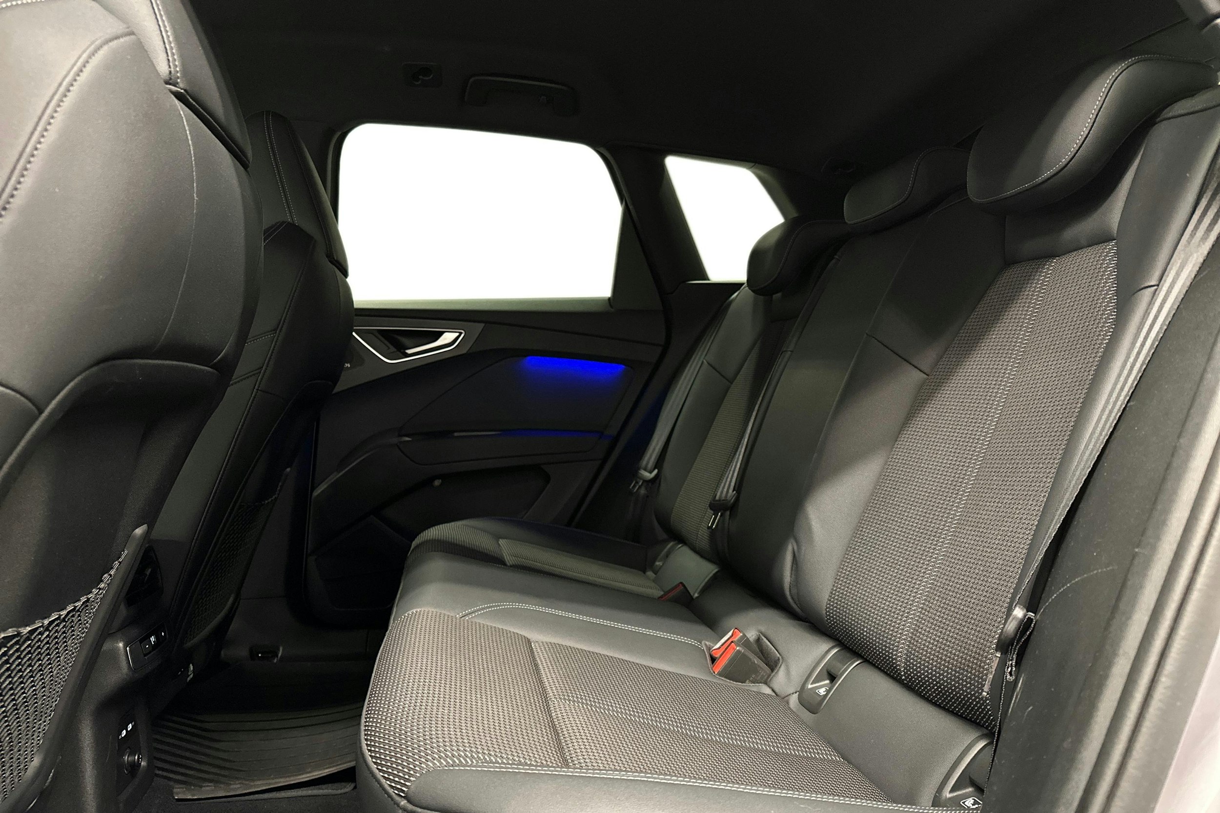 harmaa Audi Q4 e-tron 2023 kuva 8.