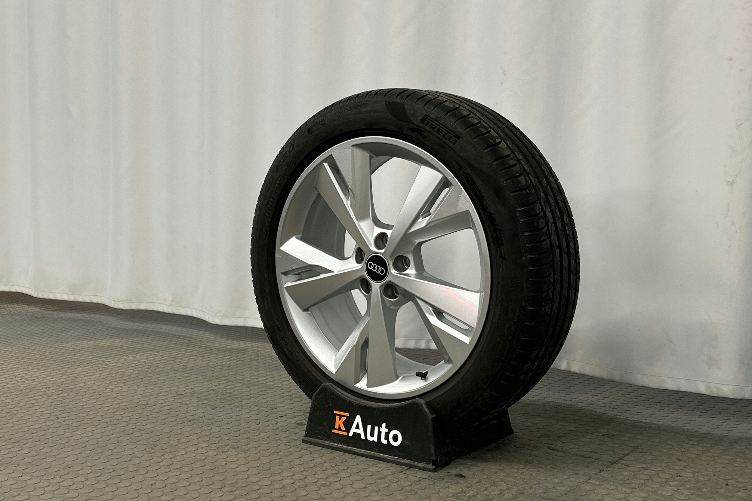 harmaa Audi Q4 e-tron 2023 kuva 10.