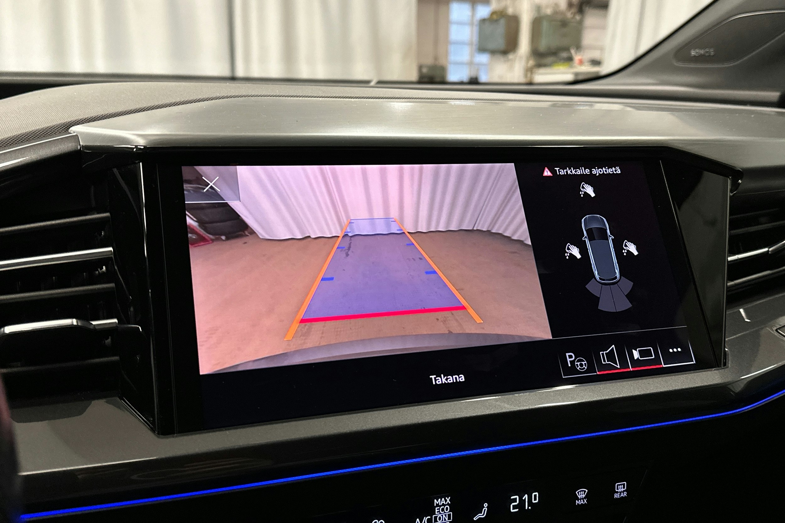 harmaa Audi Q4 e-tron 2023 kuva 16.