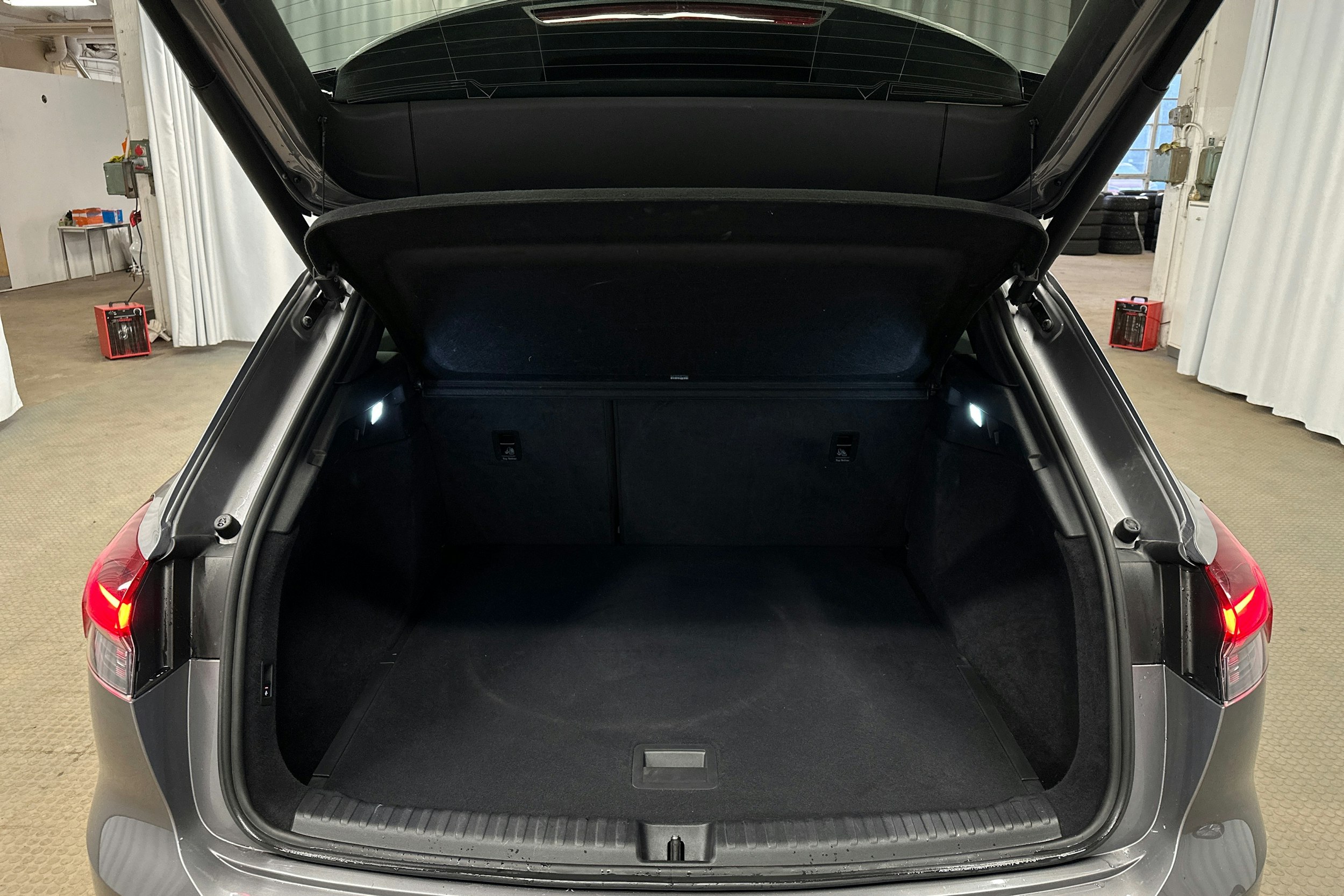 harmaa Audi Q4 e-tron 2023 kuva 29.