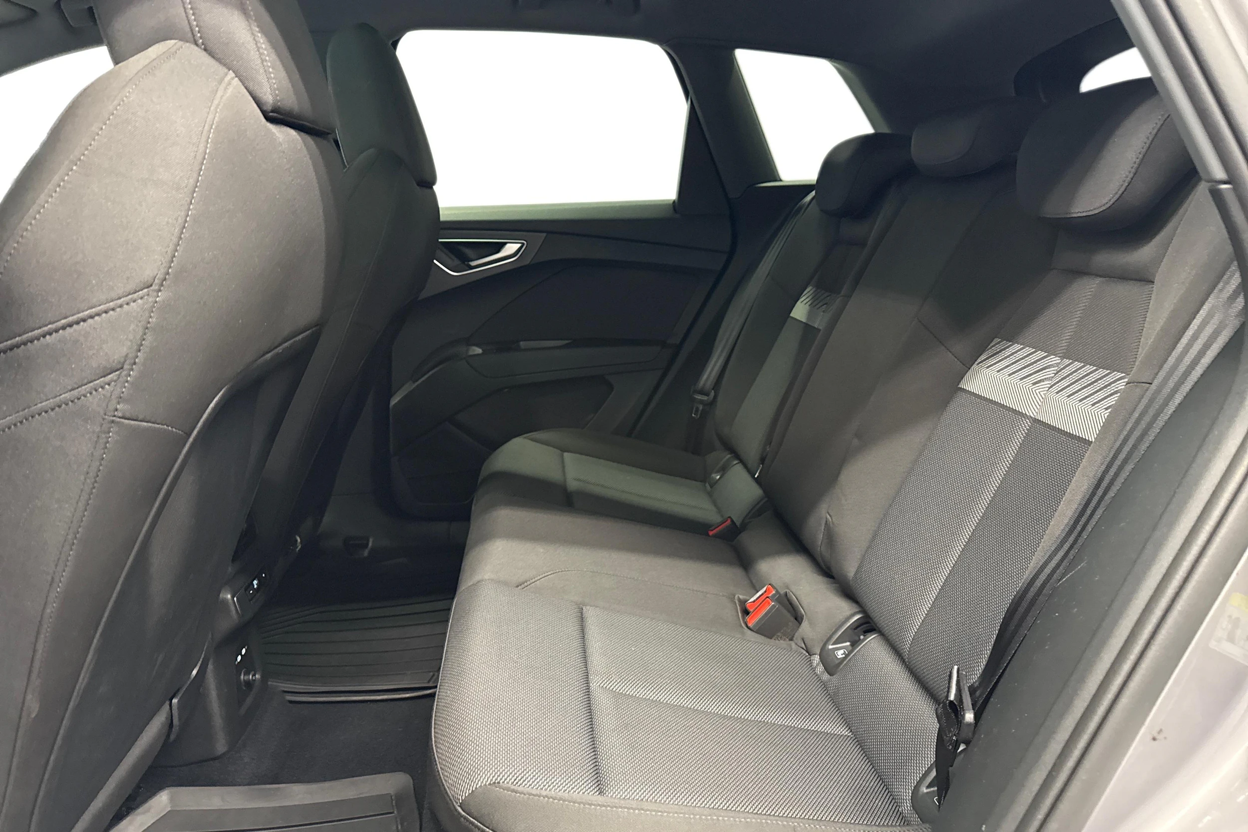 harmaa Audi Q4 e-tron 2023 kuva 8.