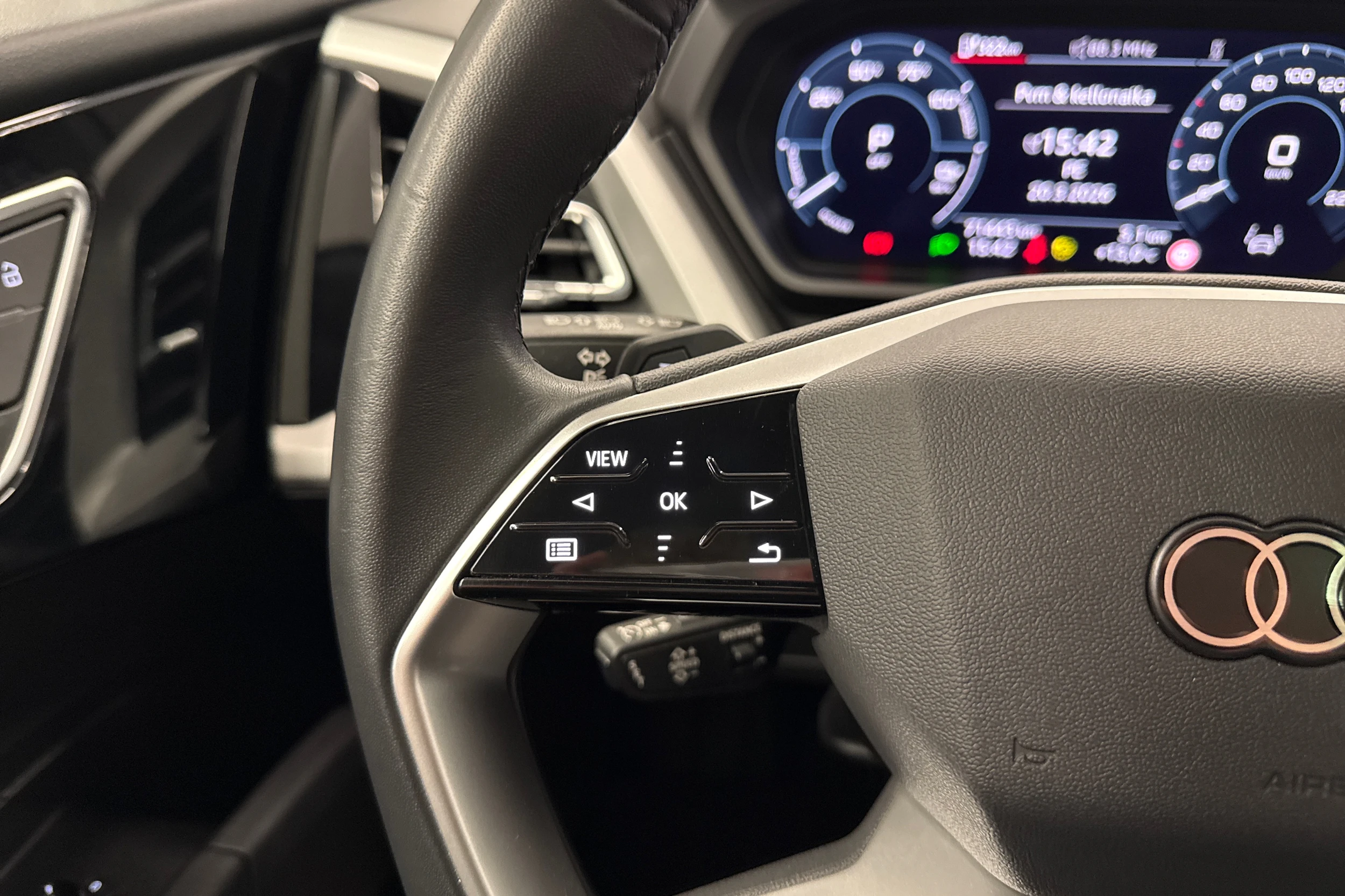 harmaa Audi Q4 e-tron 2023 kuva 12.