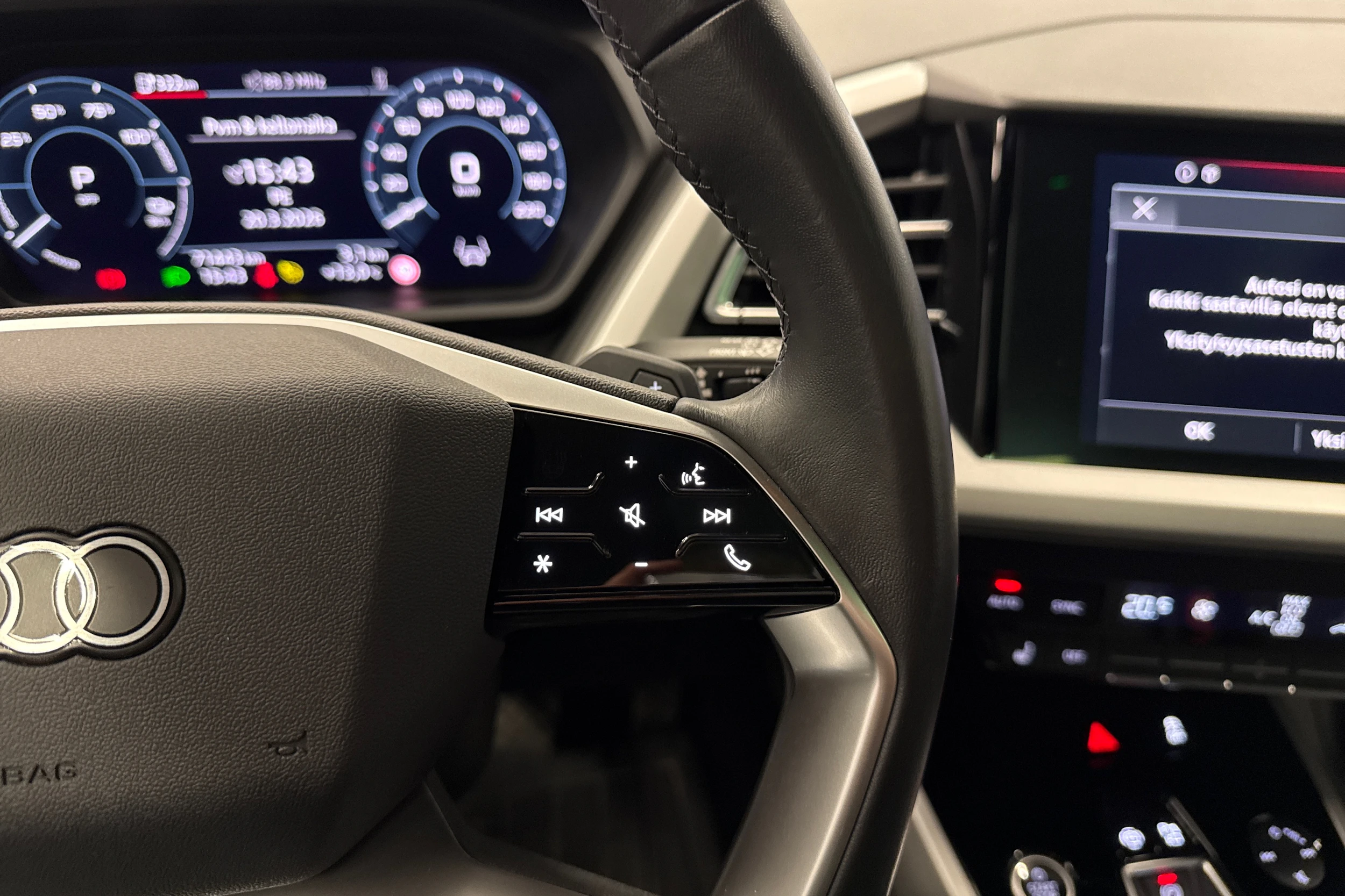 harmaa Audi Q4 e-tron 2023 kuva 13.