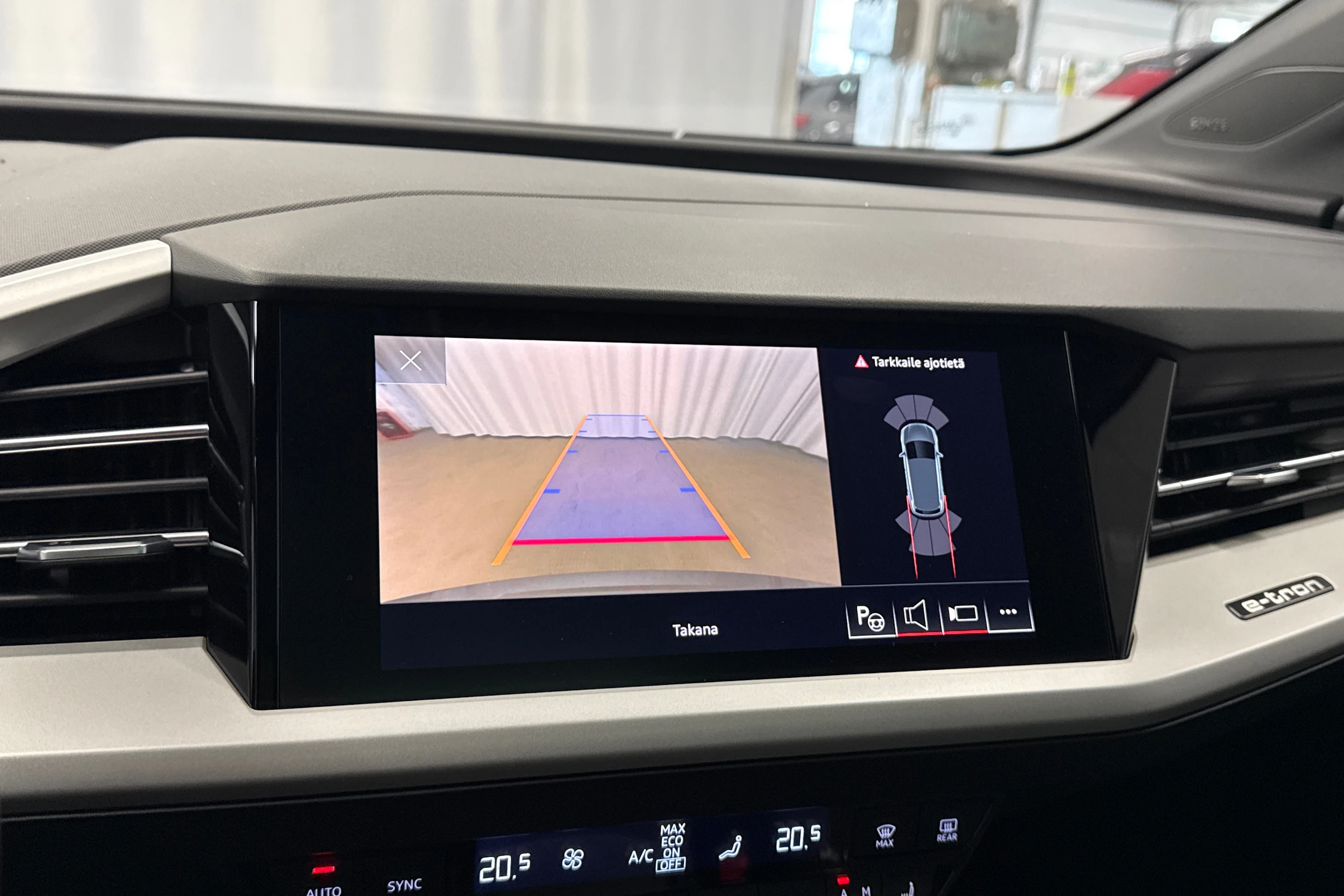 harmaa Audi Q4 e-tron 2023 kuva 16.