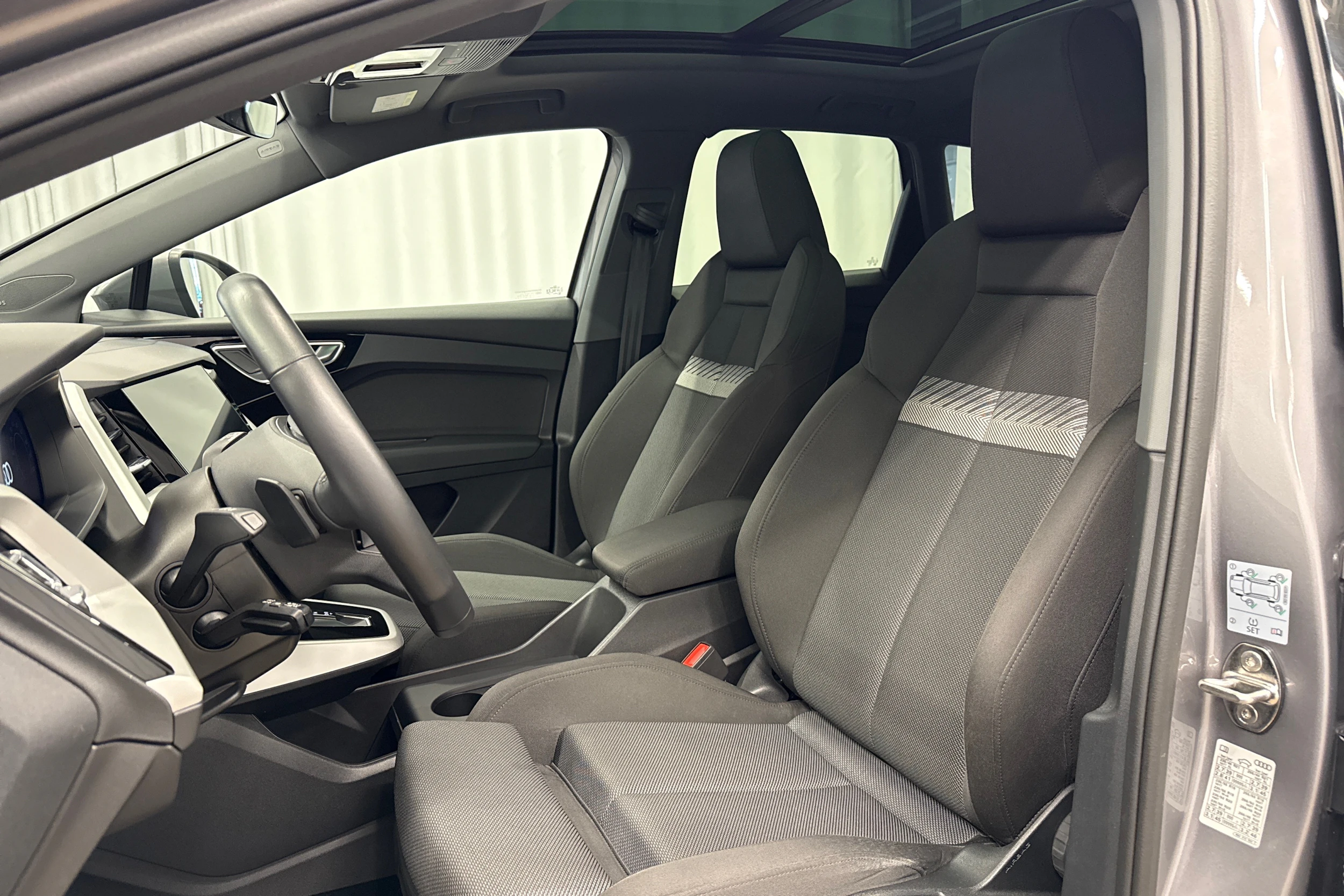 harmaa Audi Q4 e-tron 2023 kuva 23.