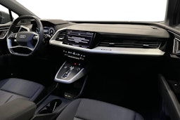 harmaa Audi Q4 e-tron 2023 kuva 9.