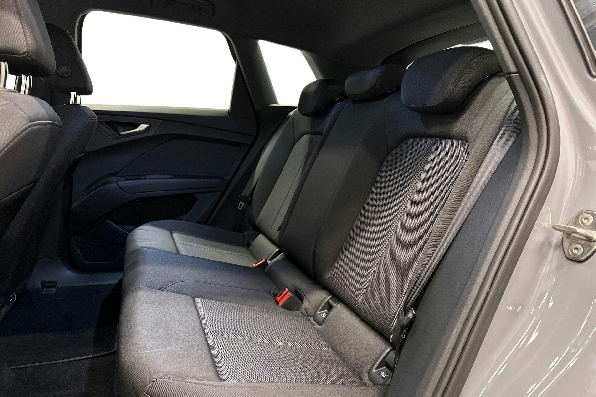 harmaa Audi Q4 e-tron 2023 kuva 10.