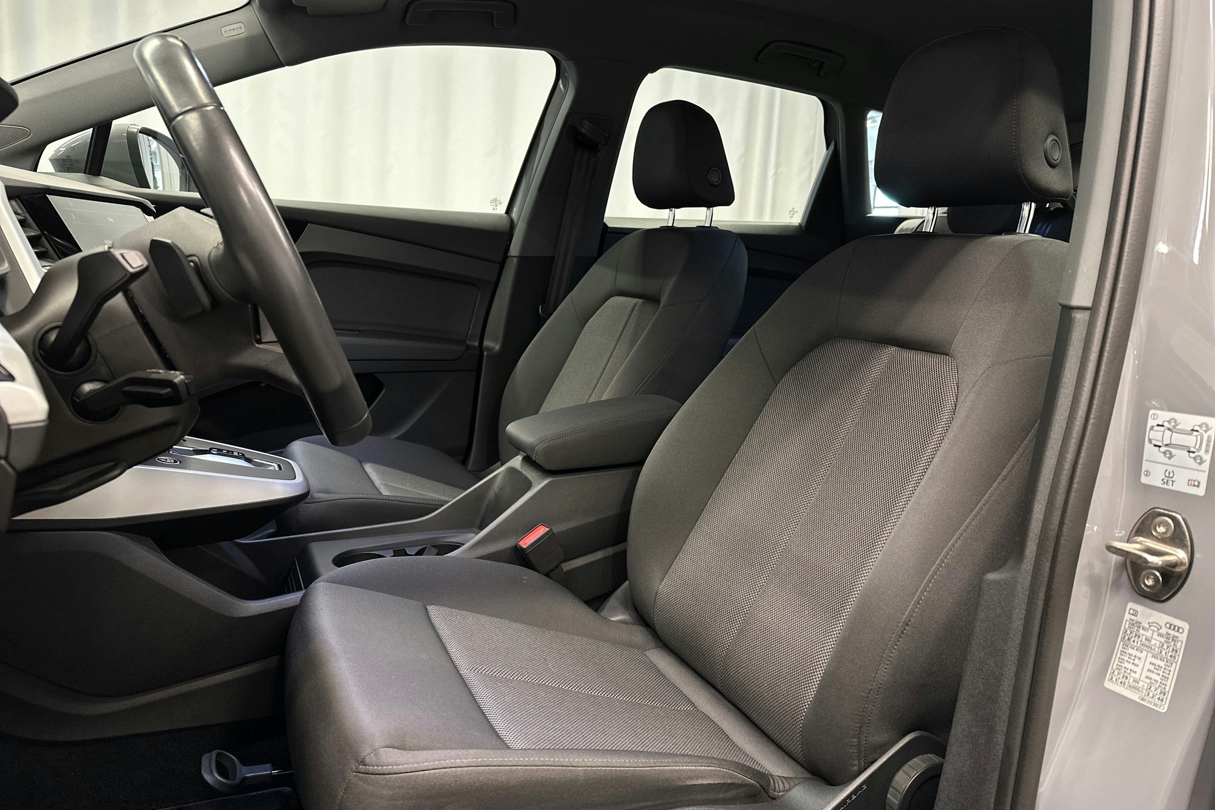 harmaa Audi Q4 e-tron 2023 kuva 17.