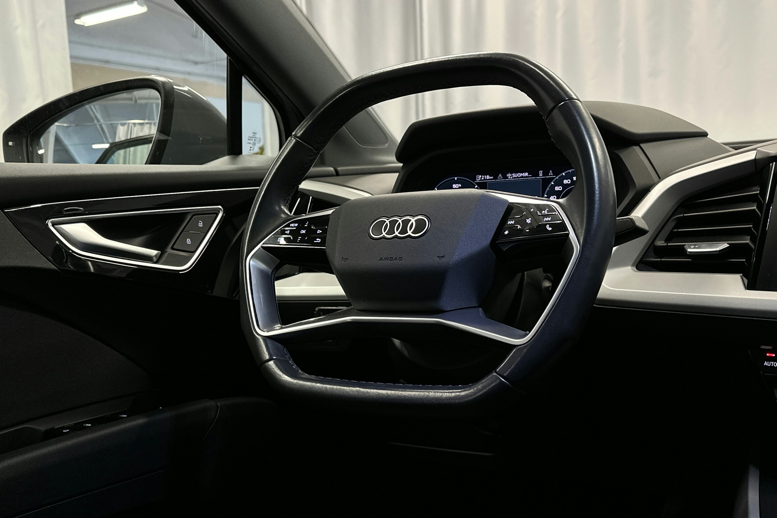 harmaa Audi Q4 e-tron 2023 kuva 18.