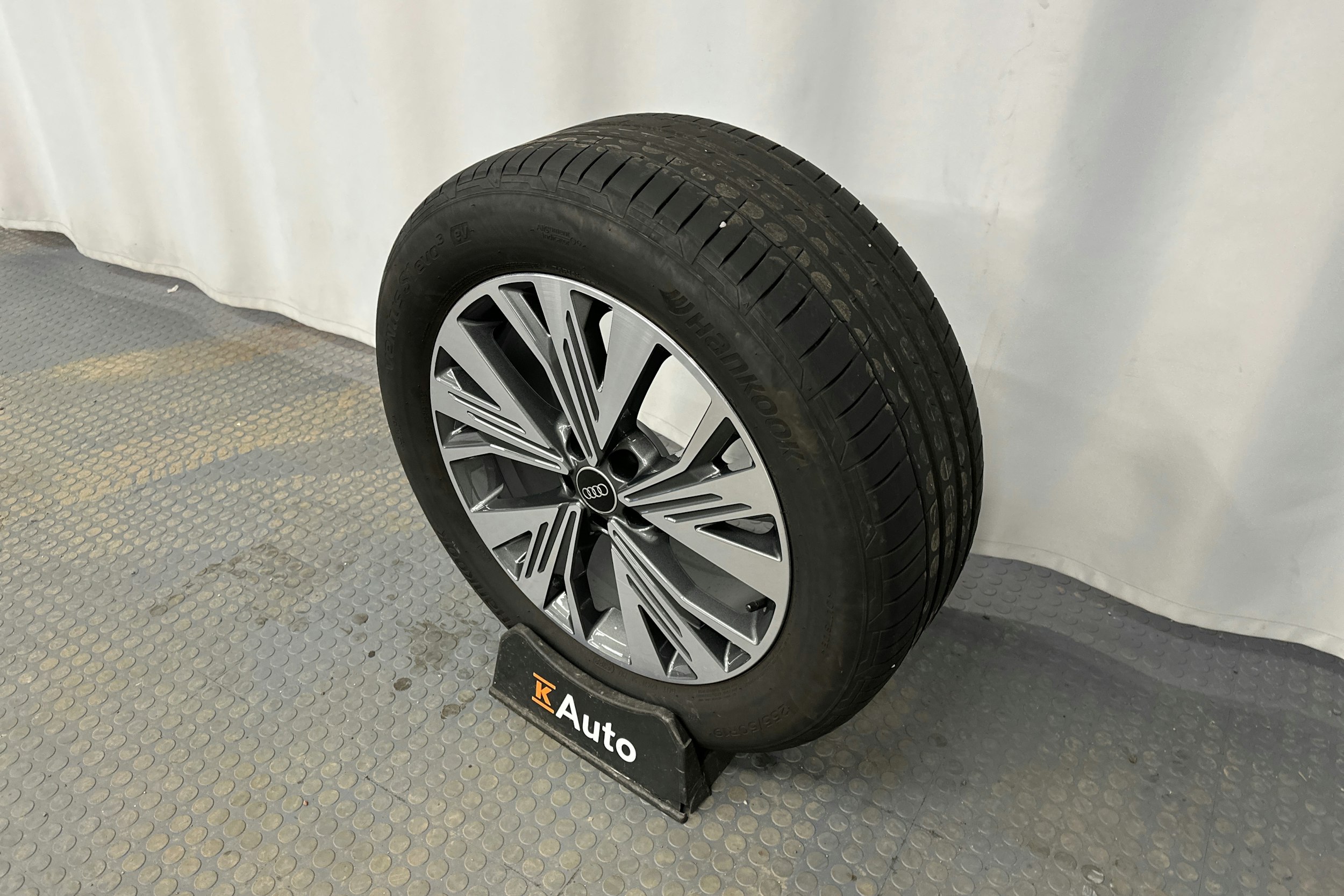 sininen Audi Q4 e-tron 2023 kuva 13.