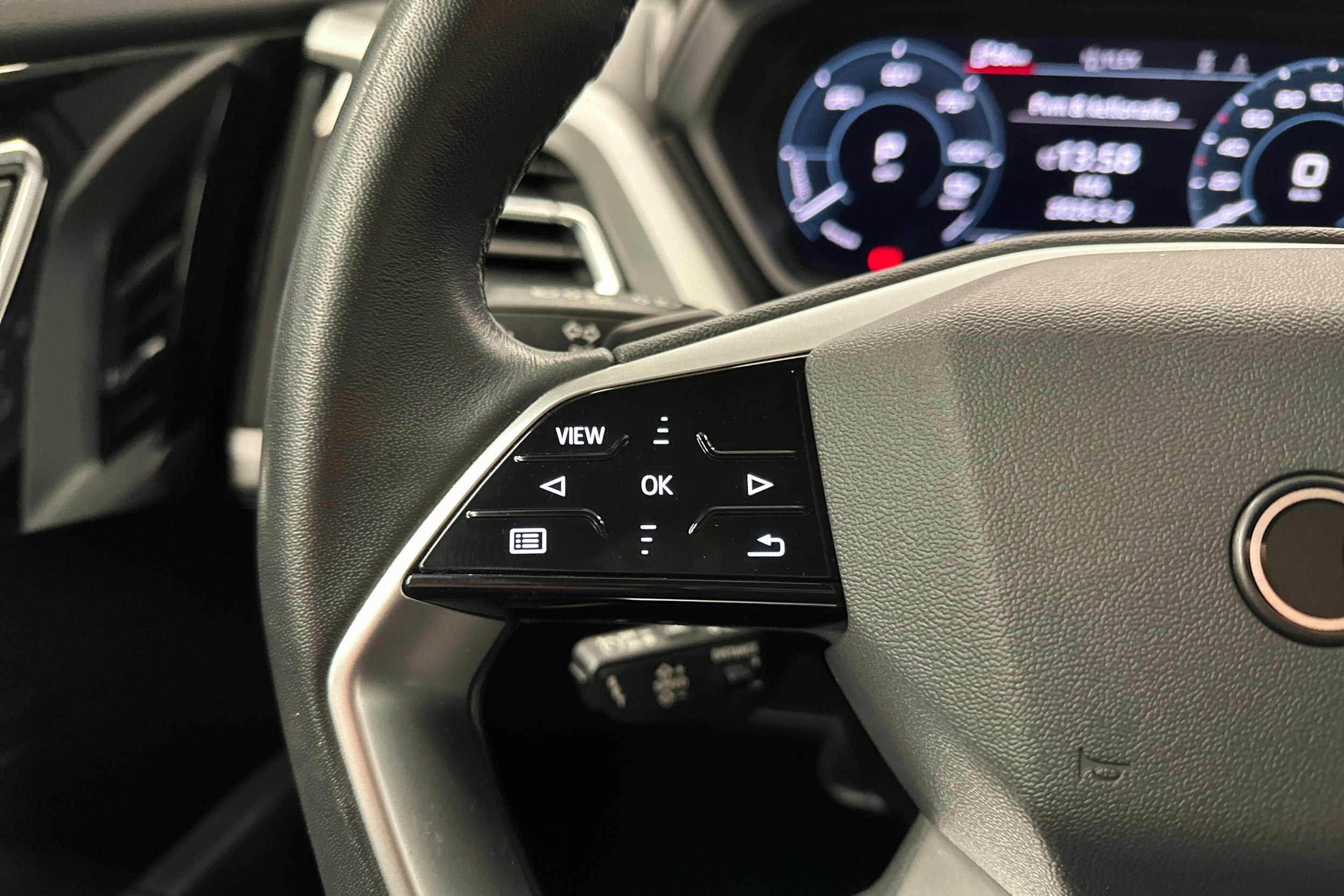 sininen Audi Q4 e-tron 2023 kuva 14.