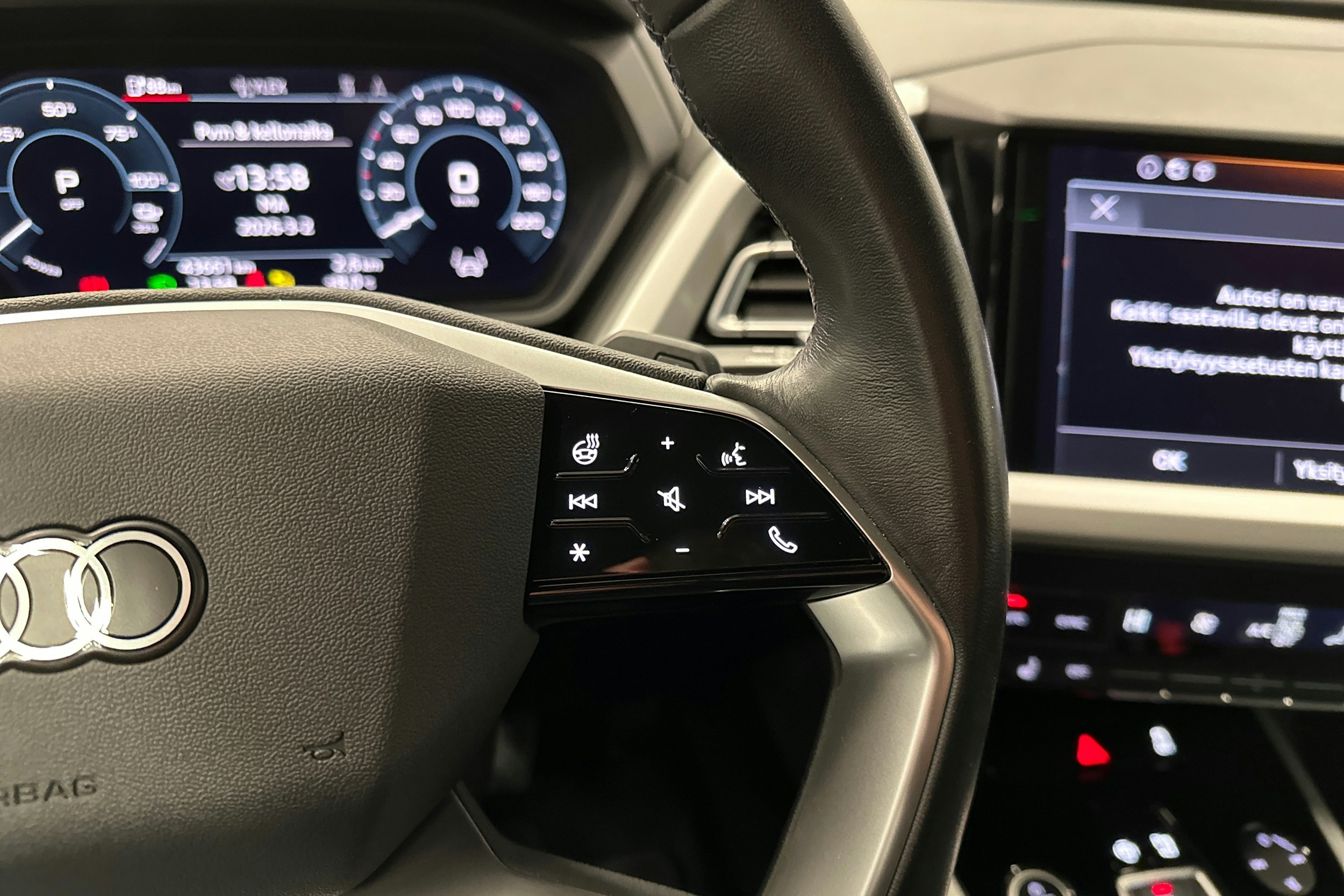 sininen Audi Q4 e-tron 2023 kuva 15.