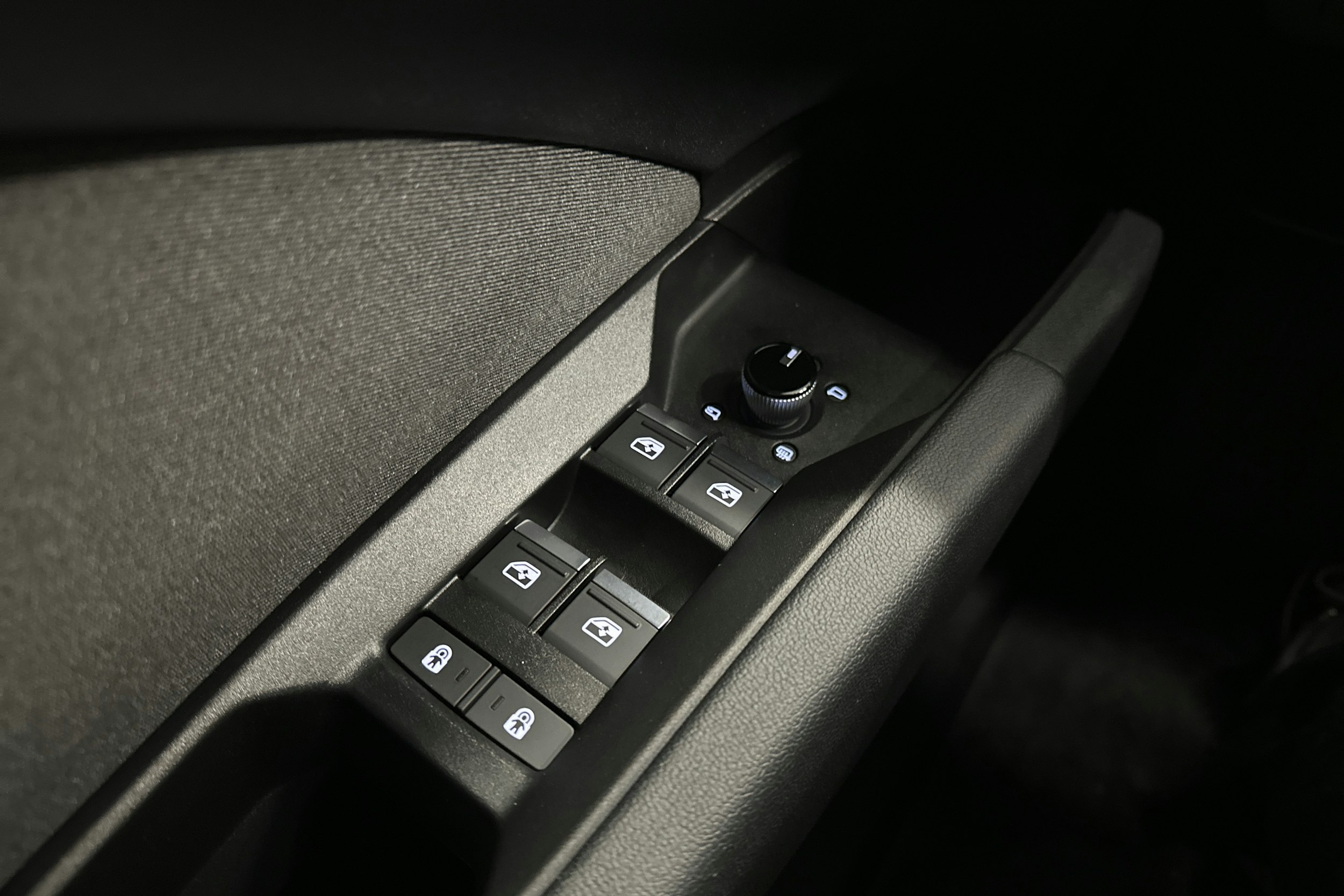 sininen Audi Q4 e-tron 2023 kuva 17.