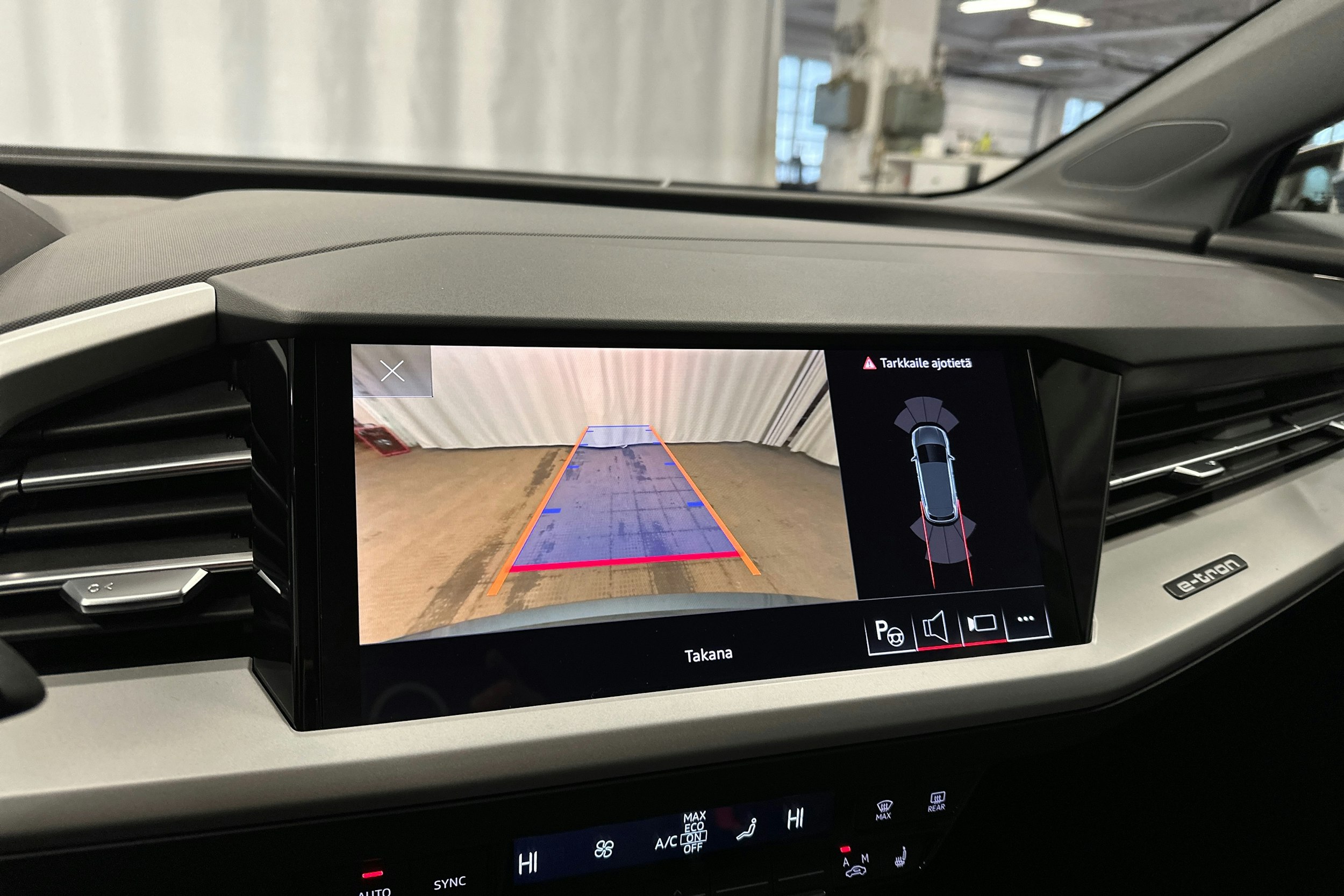 sininen Audi Q4 e-tron 2023 kuva 18.