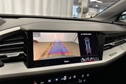 sininen Audi Q4 e-tron 2023 kuva 18.