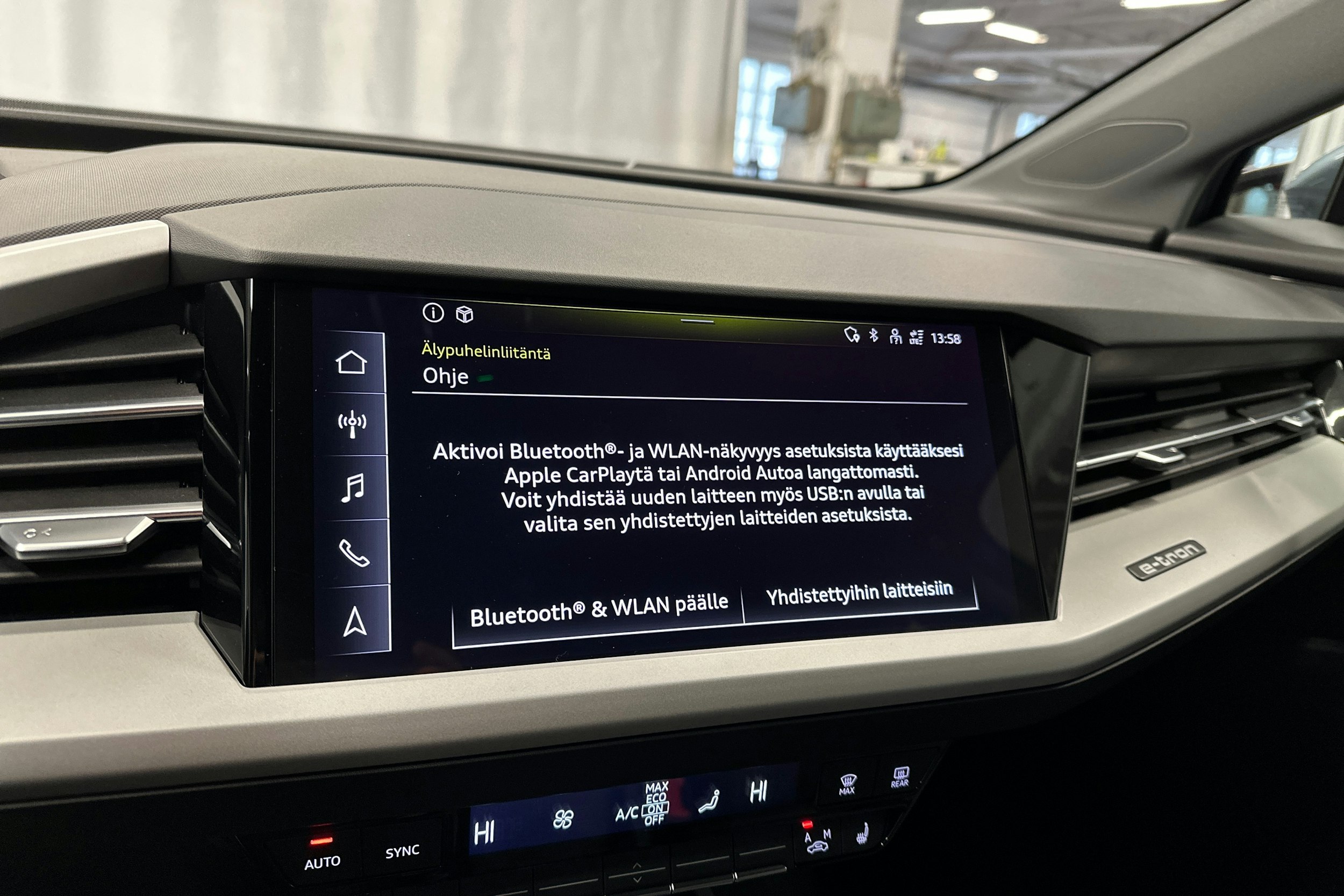 sininen Audi Q4 e-tron 2023 kuva 19.