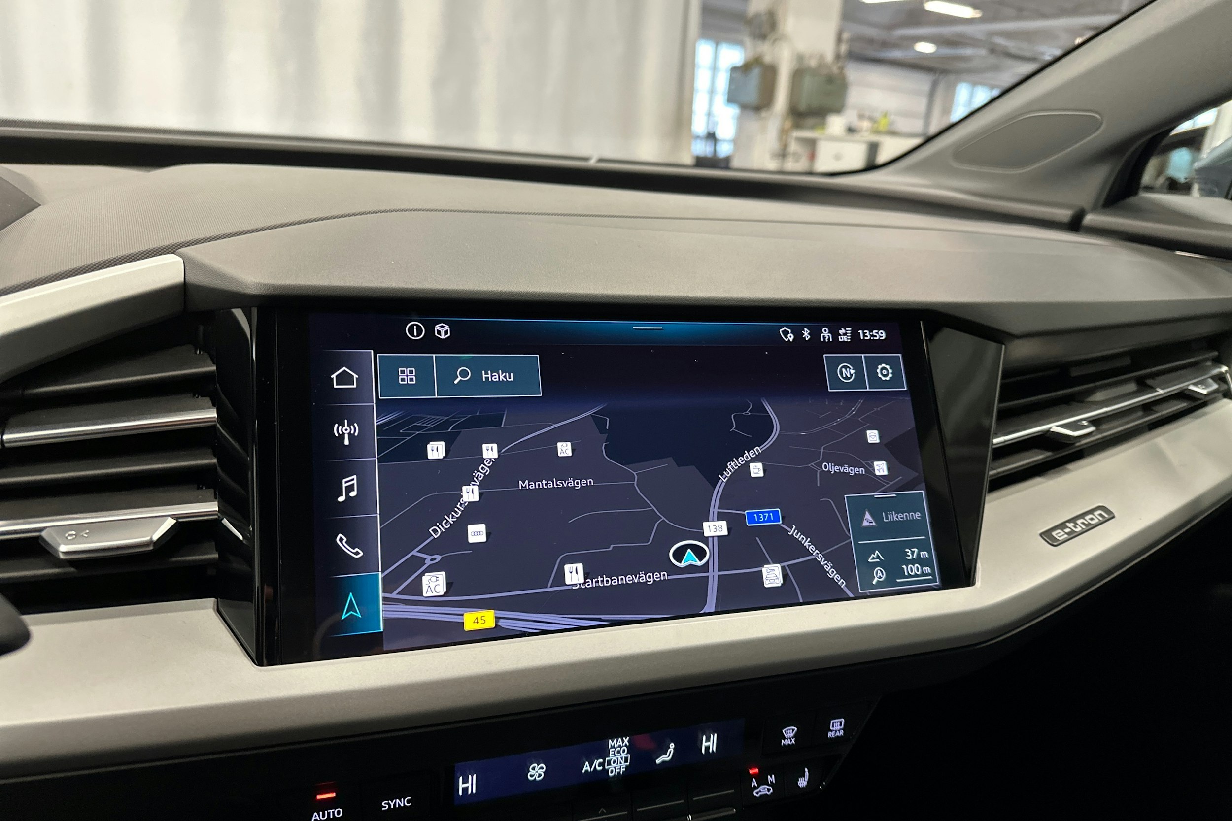 sininen Audi Q4 e-tron 2023 kuva 20.