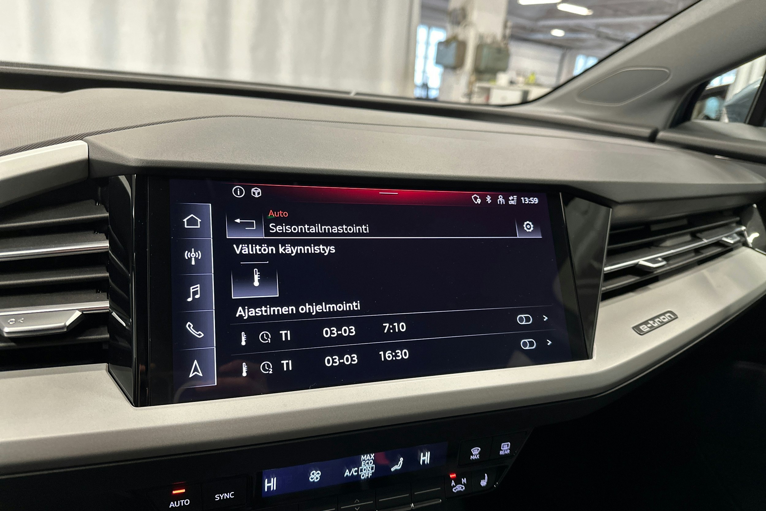 sininen Audi Q4 e-tron 2023 kuva 21.