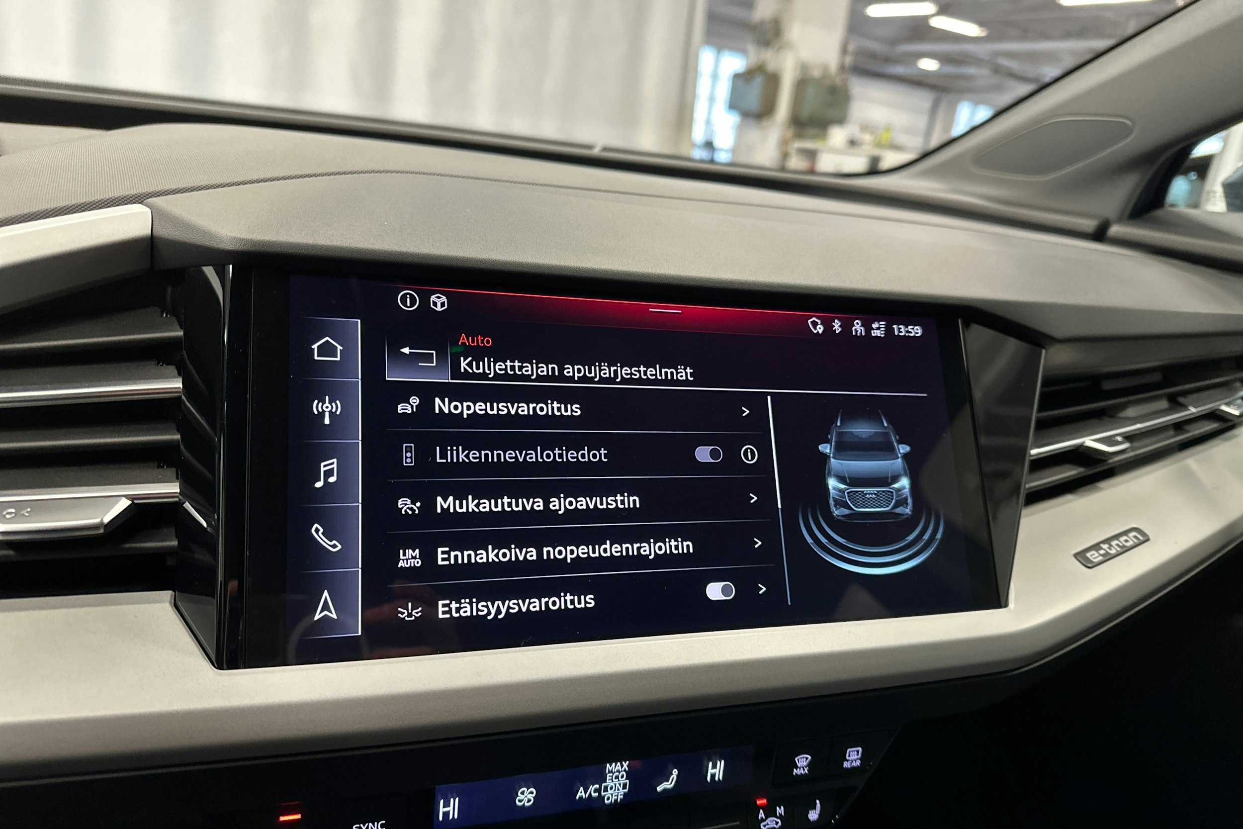 sininen Audi Q4 e-tron 2023 kuva 22.