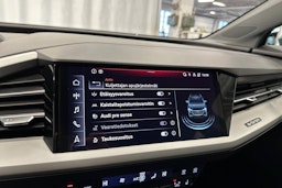 sininen Audi Q4 e-tron 2023 kuva 23.