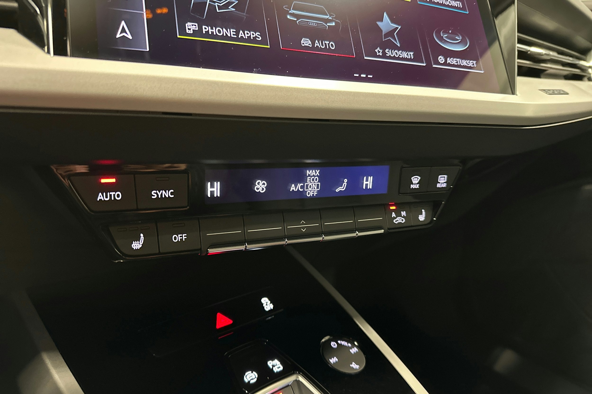 sininen Audi Q4 e-tron 2023 kuva 24.