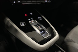 sininen Audi Q4 e-tron 2023 kuva 25.