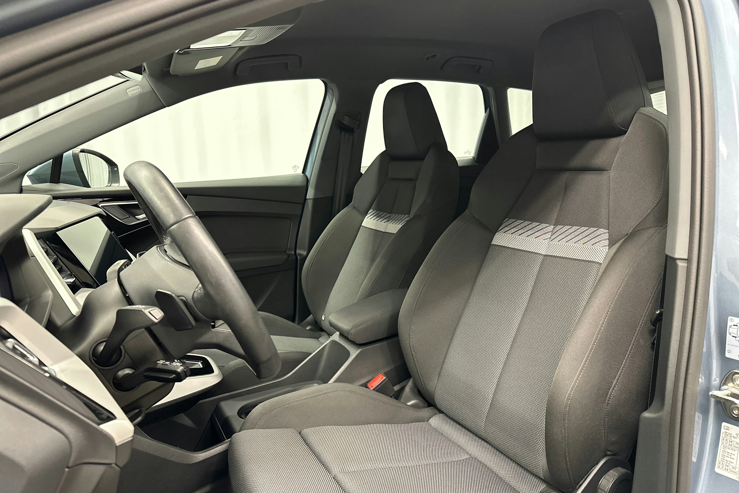 sininen Audi Q4 e-tron 2023 kuva 26.