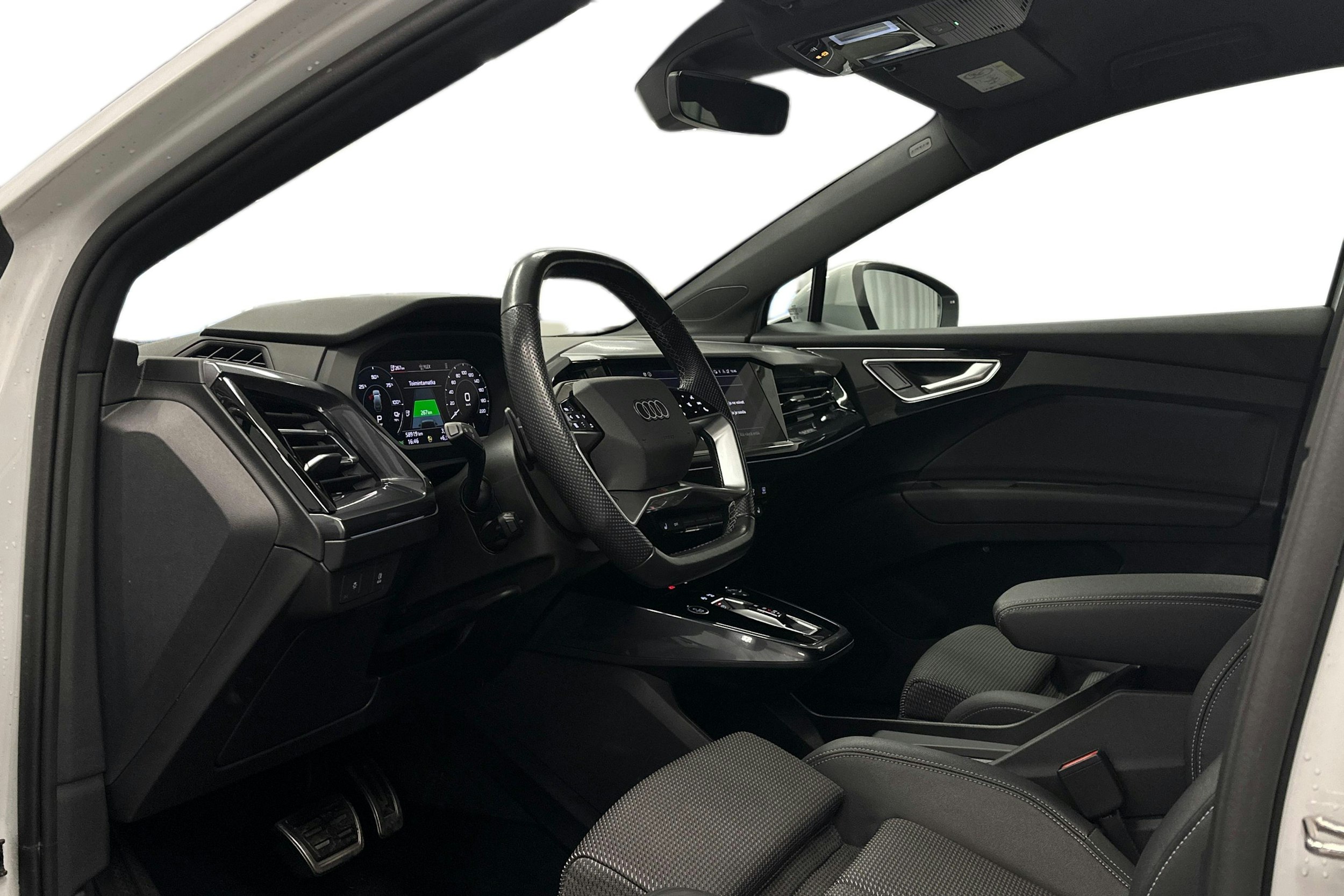 valkoinen Audi Q4 e-tron 2023 kuva 7.
