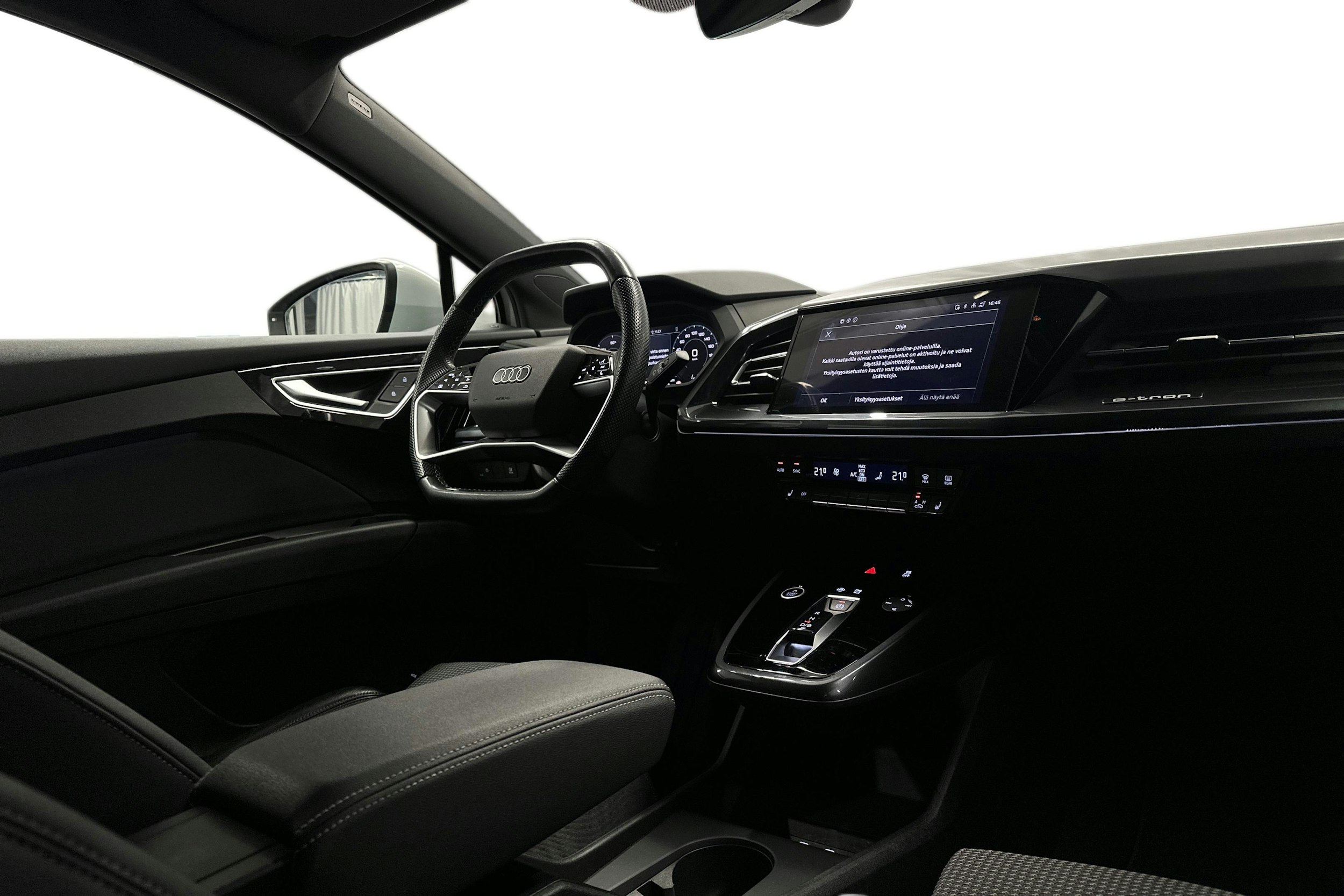 valkoinen Audi Q4 e-tron 2023 kuva 9.