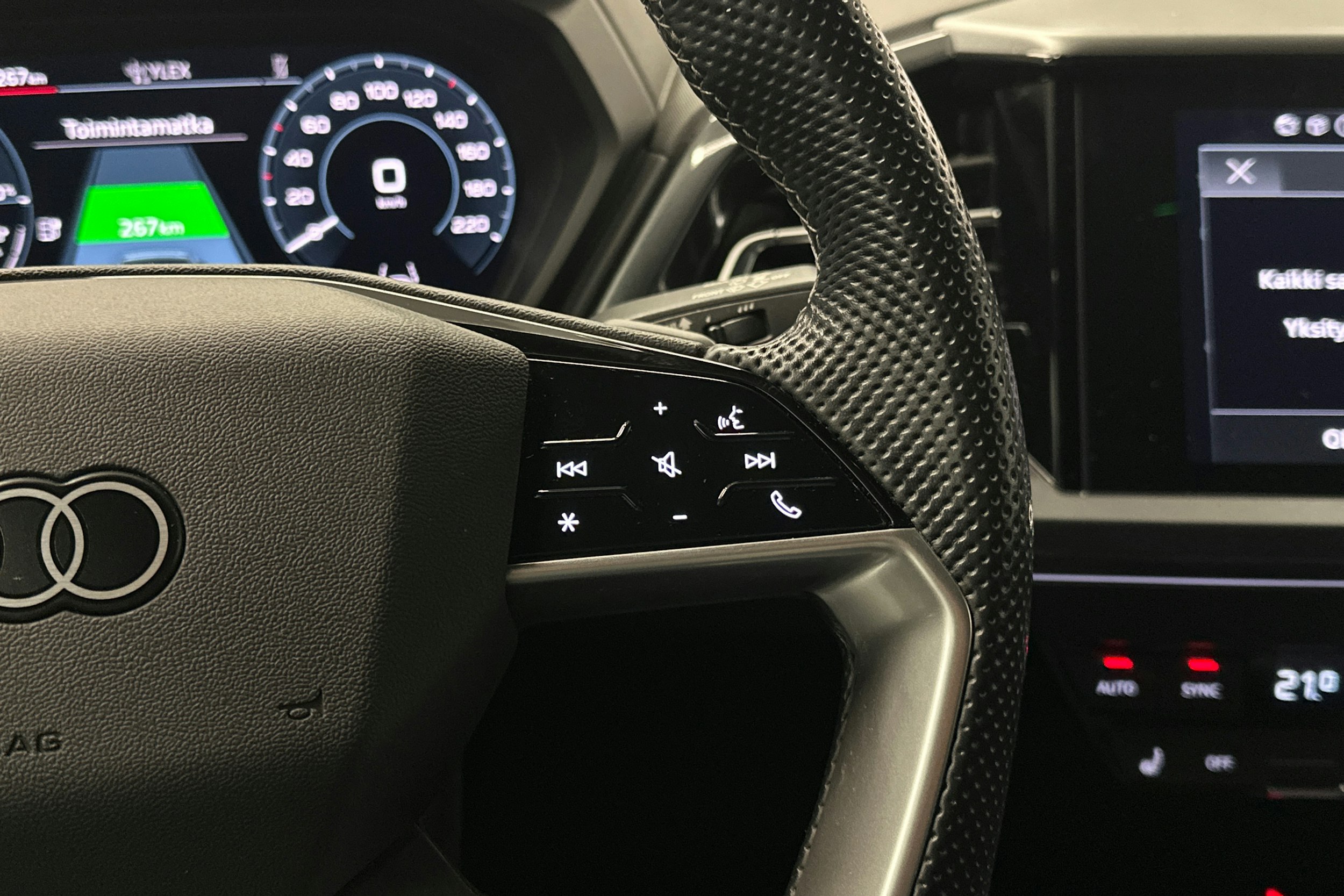 valkoinen Audi Q4 e-tron 2023 kuva 15.