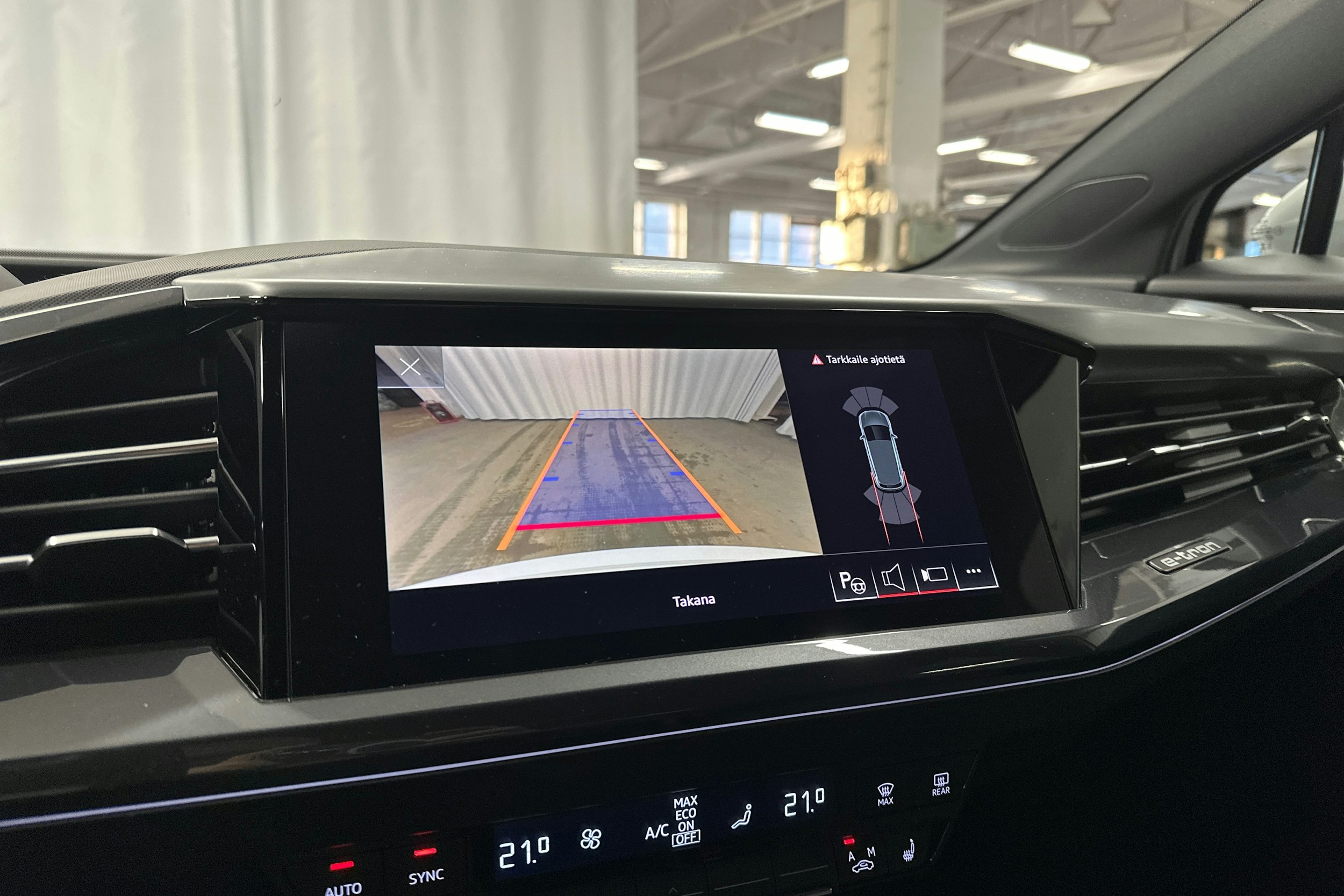 valkoinen Audi Q4 e-tron 2023 kuva 18.