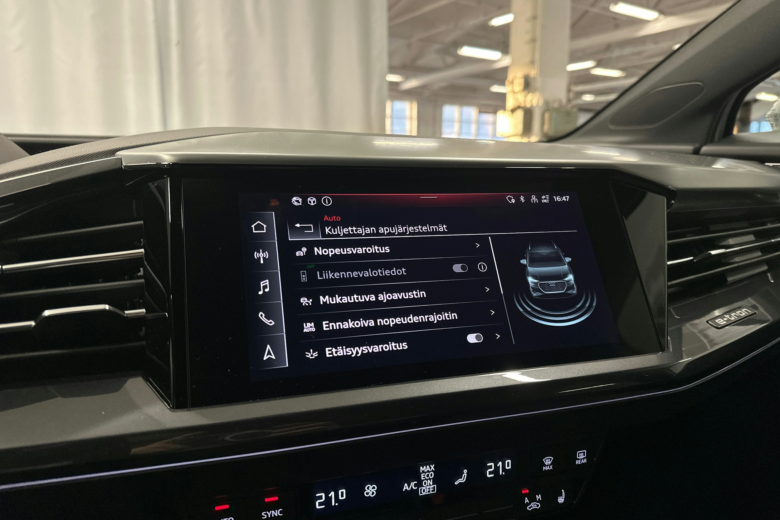 valkoinen Audi Q4 e-tron 2023 kuva 19.