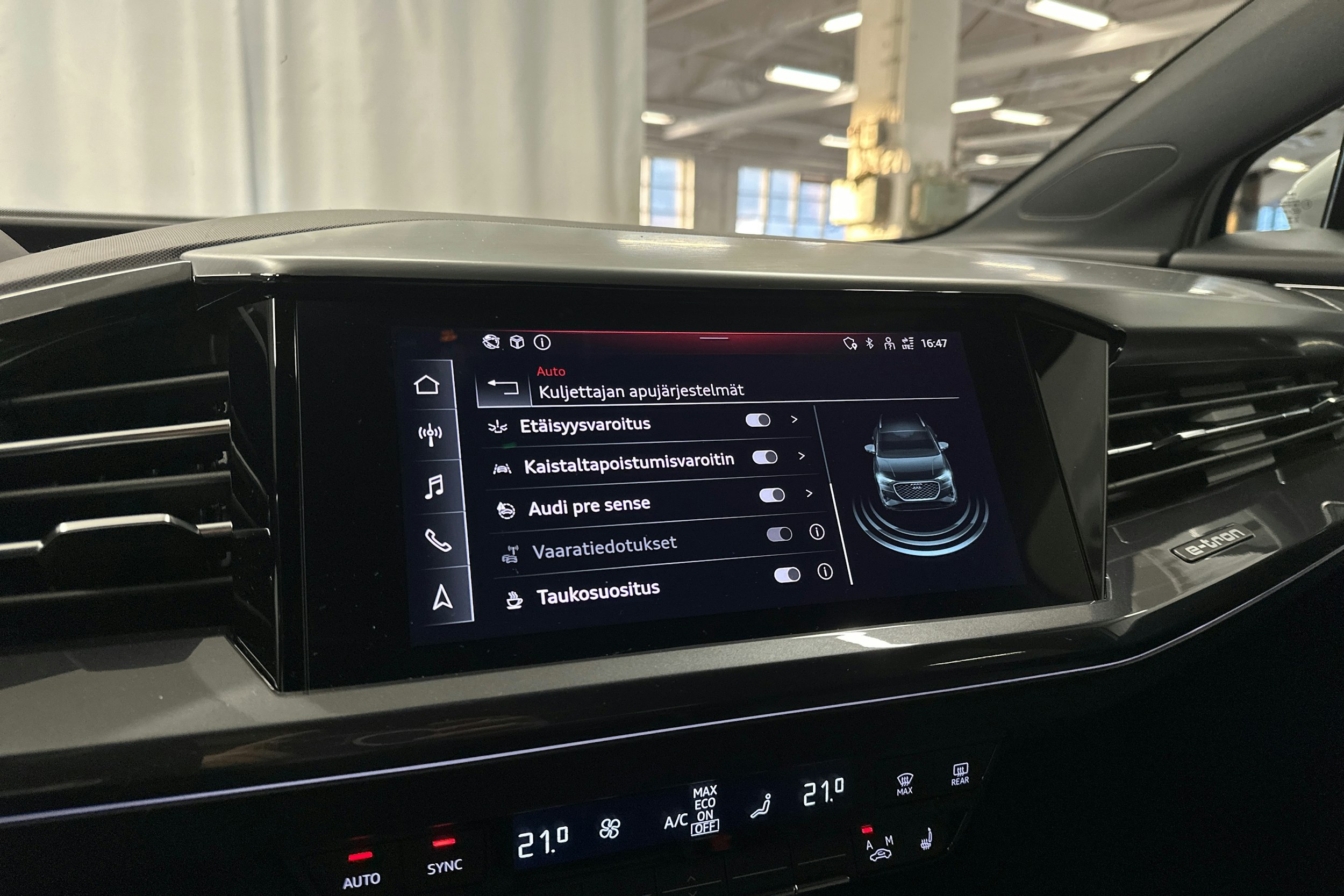 valkoinen Audi Q4 e-tron 2023 kuva 20.