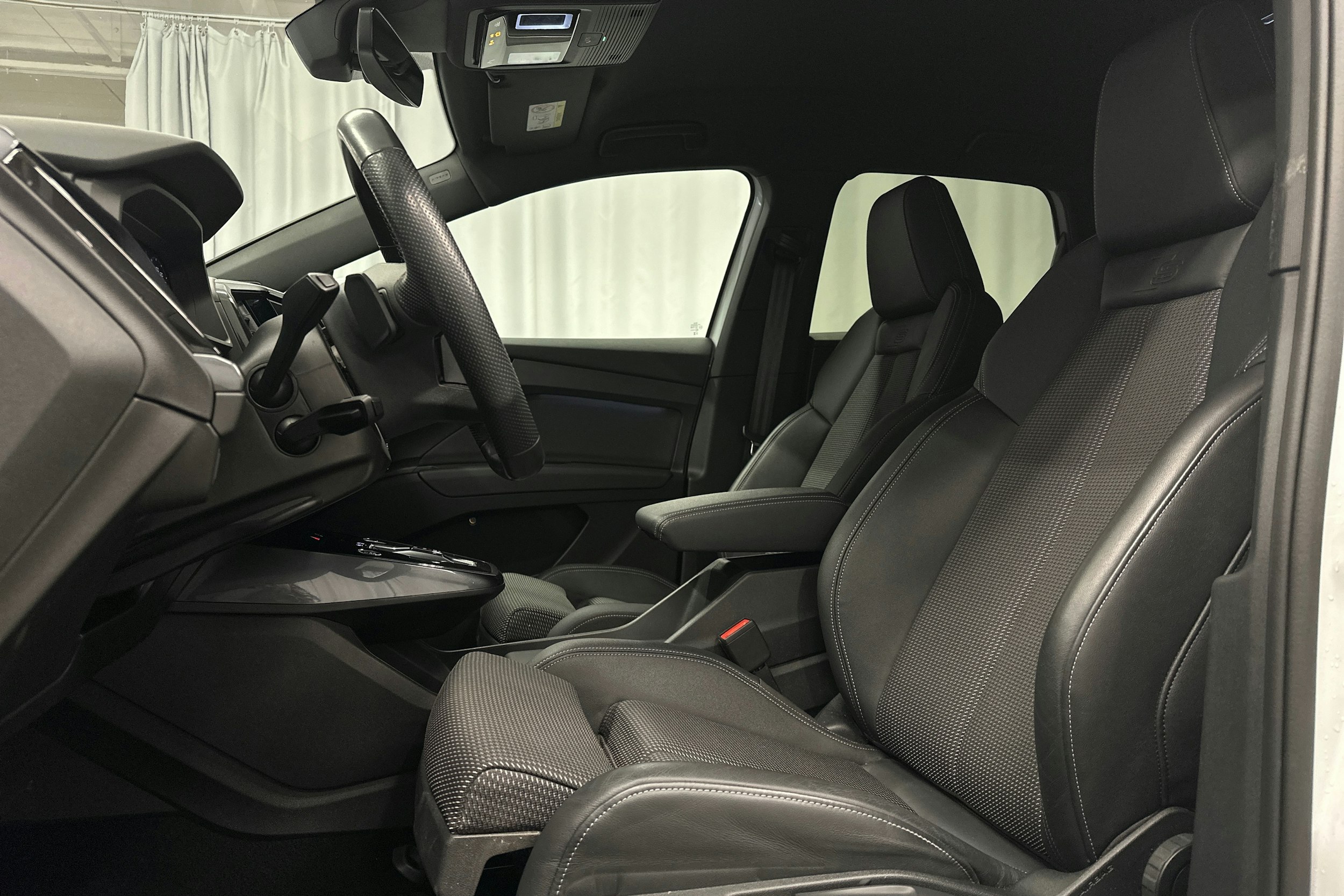 valkoinen Audi Q4 e-tron 2023 kuva 22.