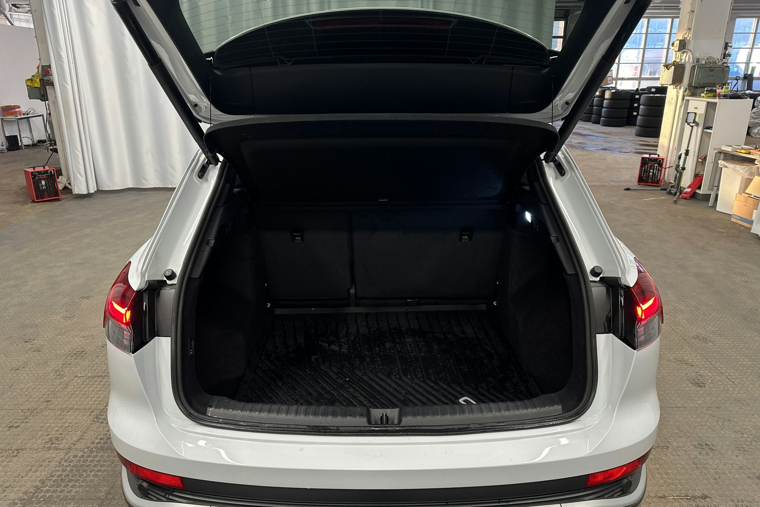 valkoinen Audi Q4 e-tron 2023 kuva 23.