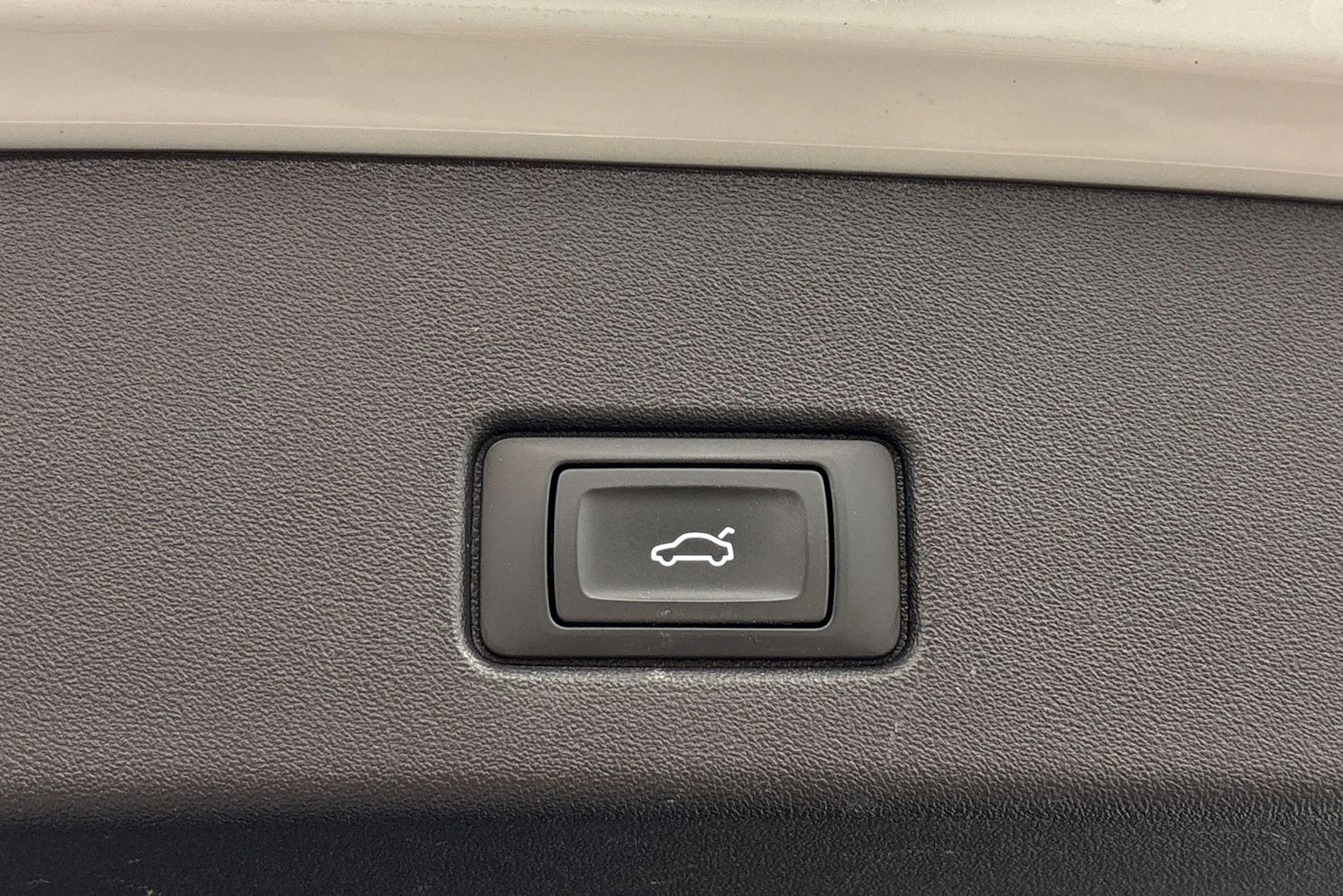 valkoinen Audi Q4 e-tron 2023 kuva 27.