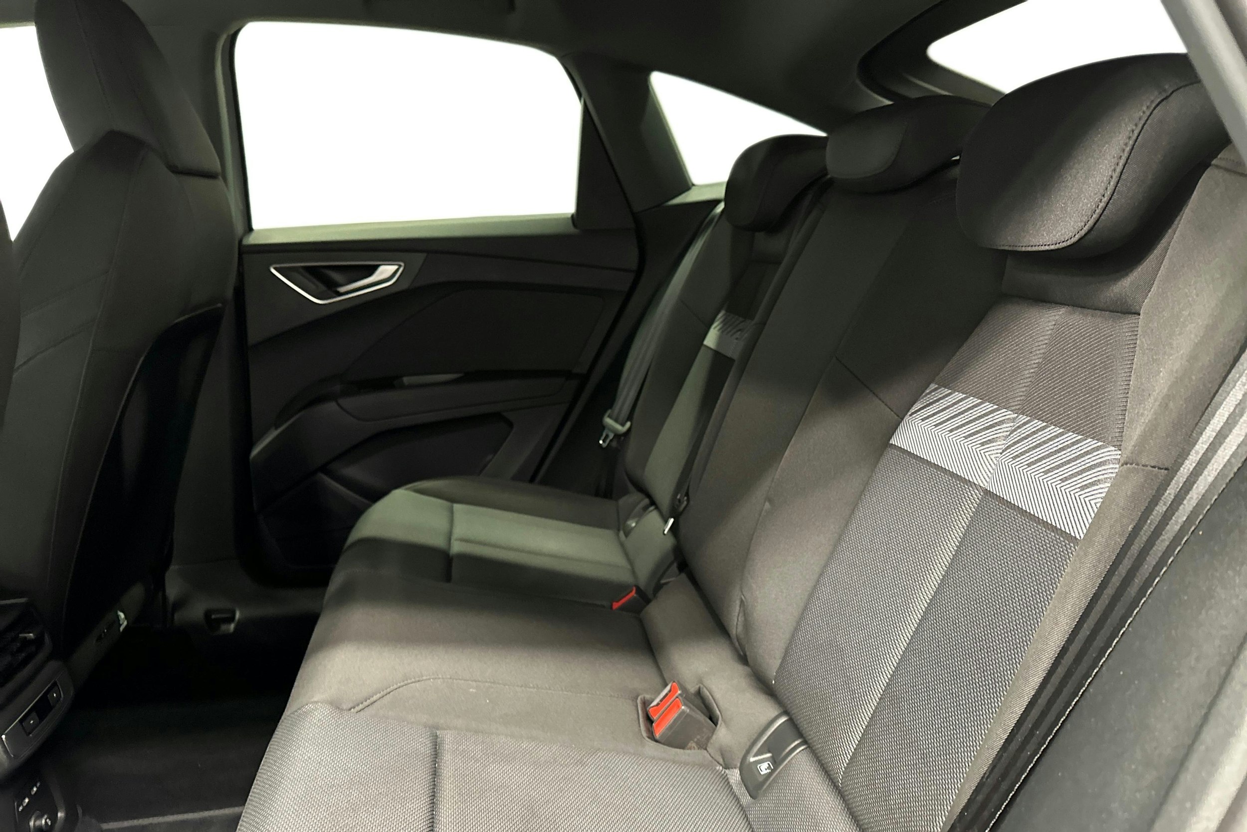 harmaa Audi Q4 e-tron 2023 kuva 10.