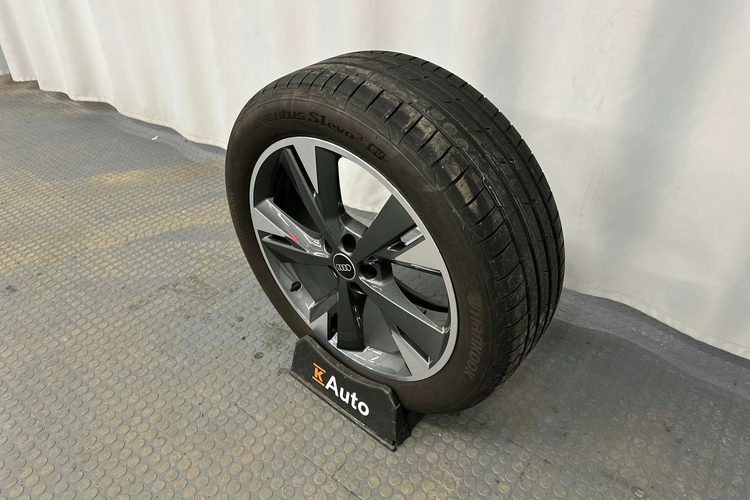 harmaa Audi Q4 e-tron 2023 kuva 13.