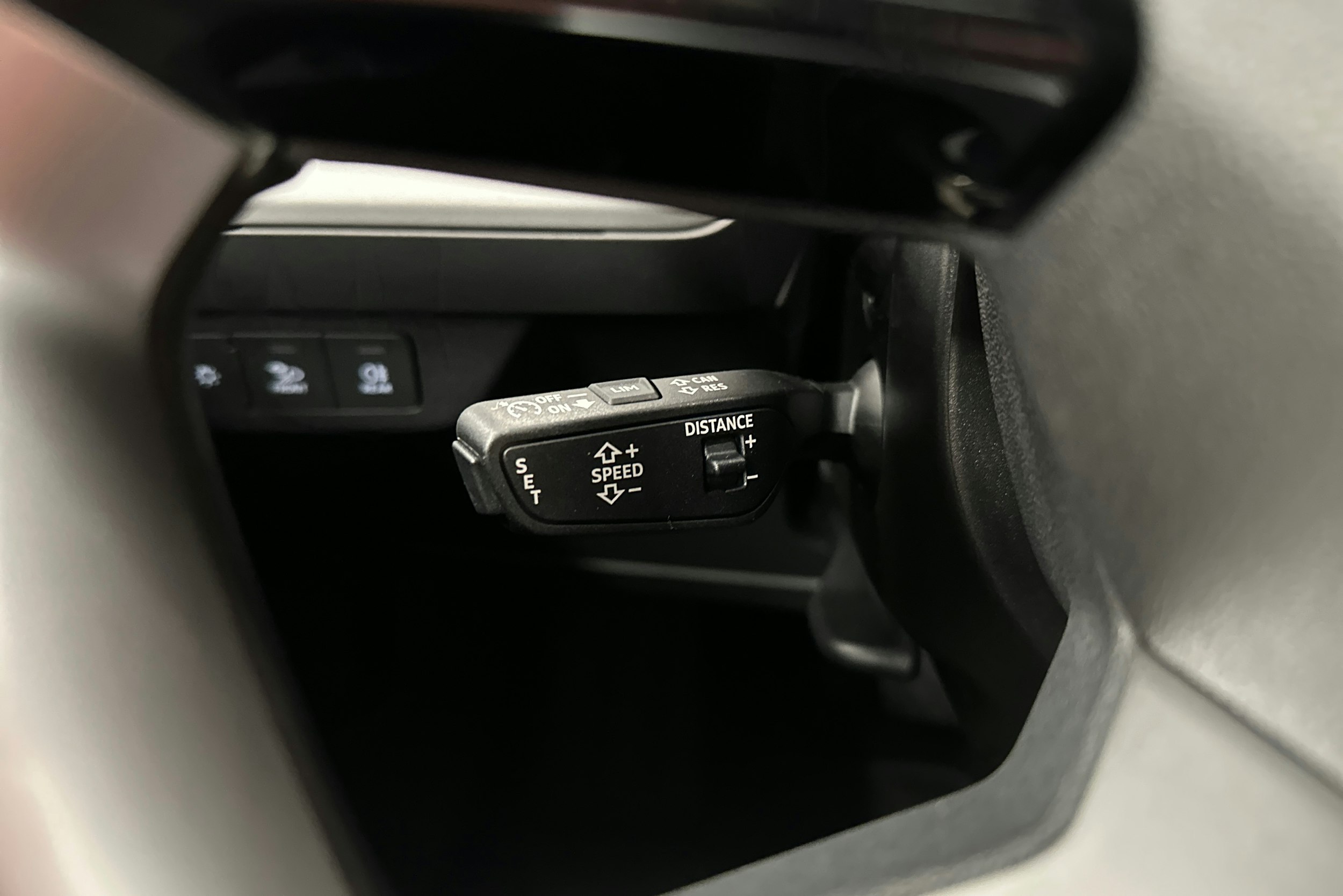 harmaa Audi Q4 e-tron 2023 kuva 16.