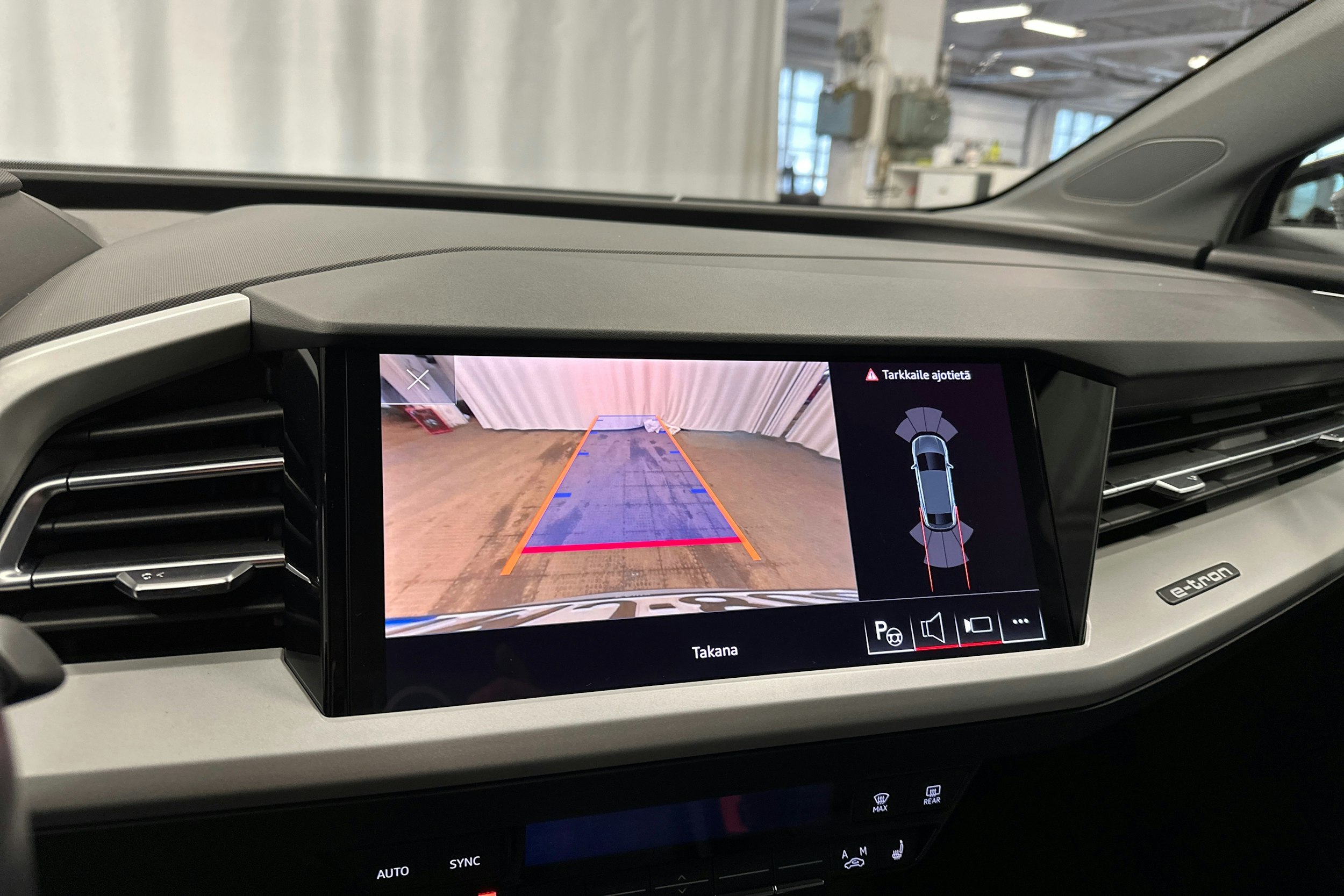 harmaa Audi Q4 e-tron 2023 kuva 19.