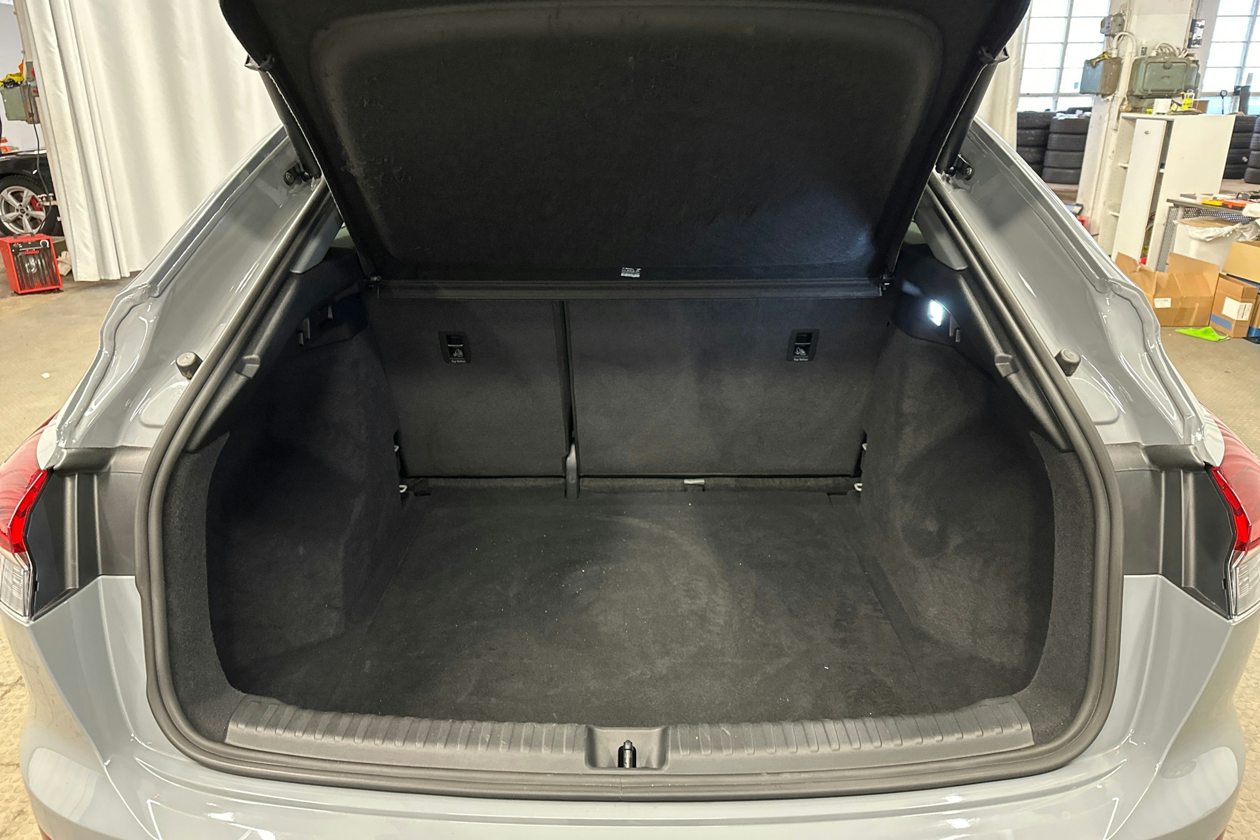 harmaa Audi Q4 e-tron 2023 kuva 28.