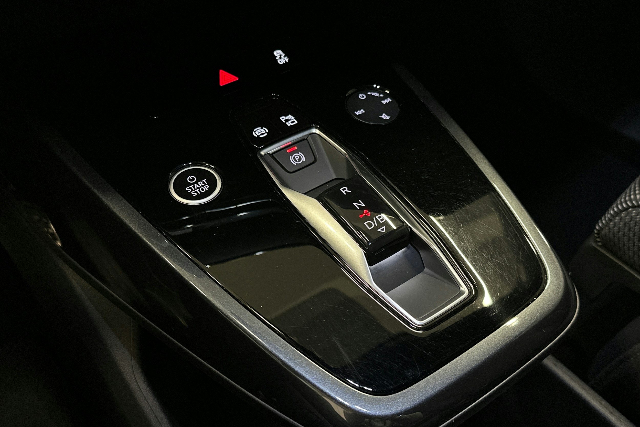 harmaa Audi Q4 e-tron 2023 kuva 35.