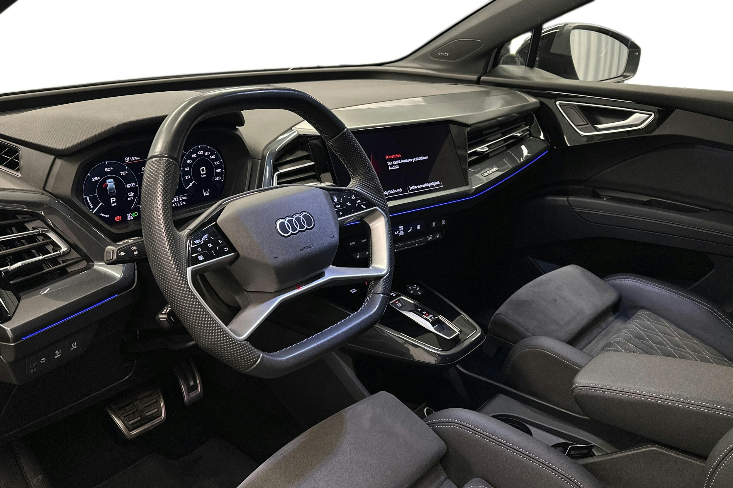 valkoinen Audi Q4 e-tron 2023 kuva 6.