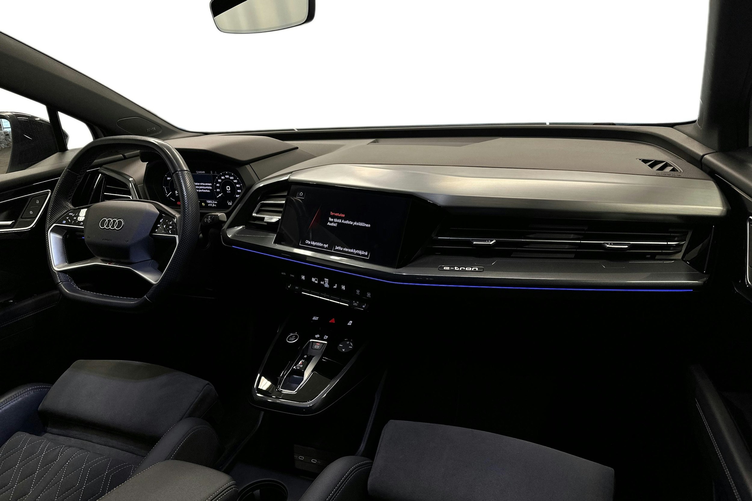 valkoinen Audi Q4 e-tron 2023 kuva 7.