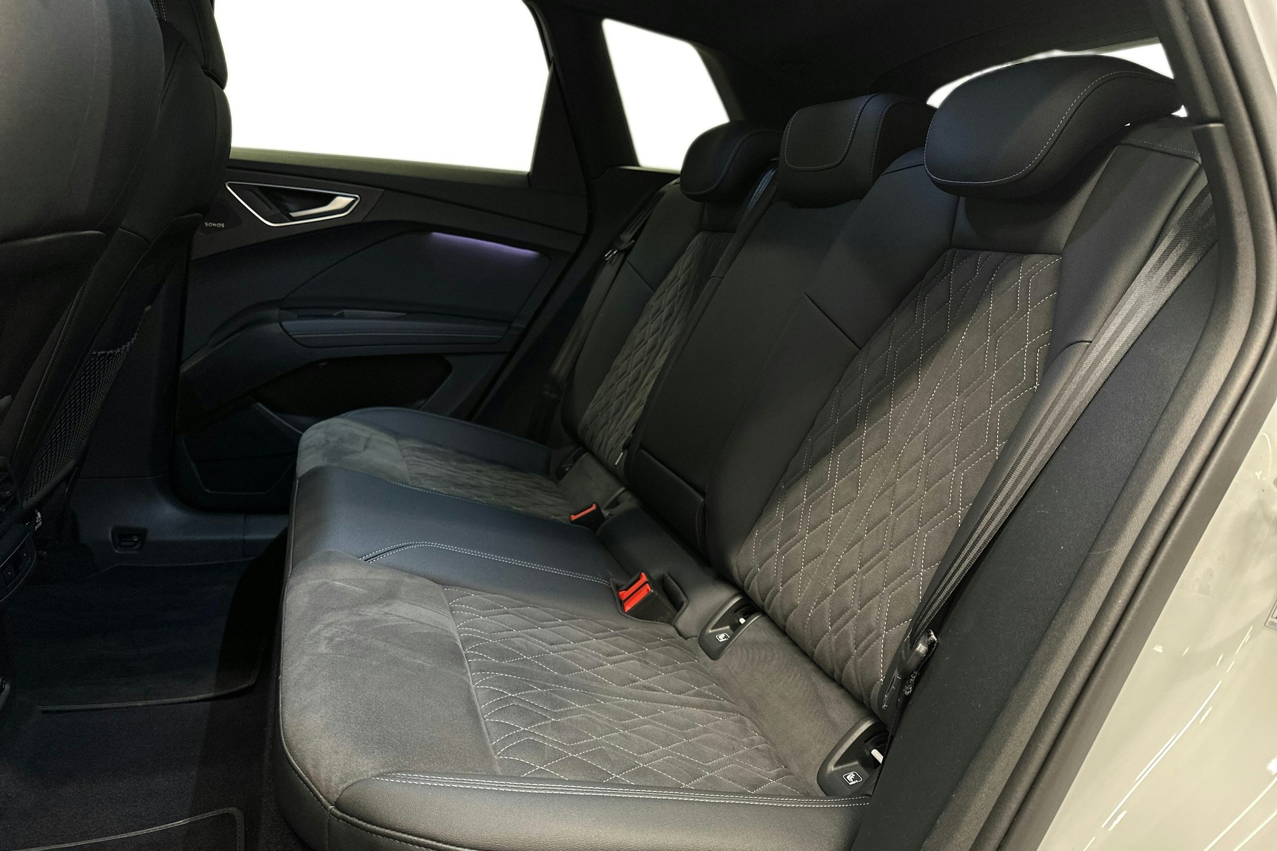 valkoinen Audi Q4 e-tron 2023 kuva 8.