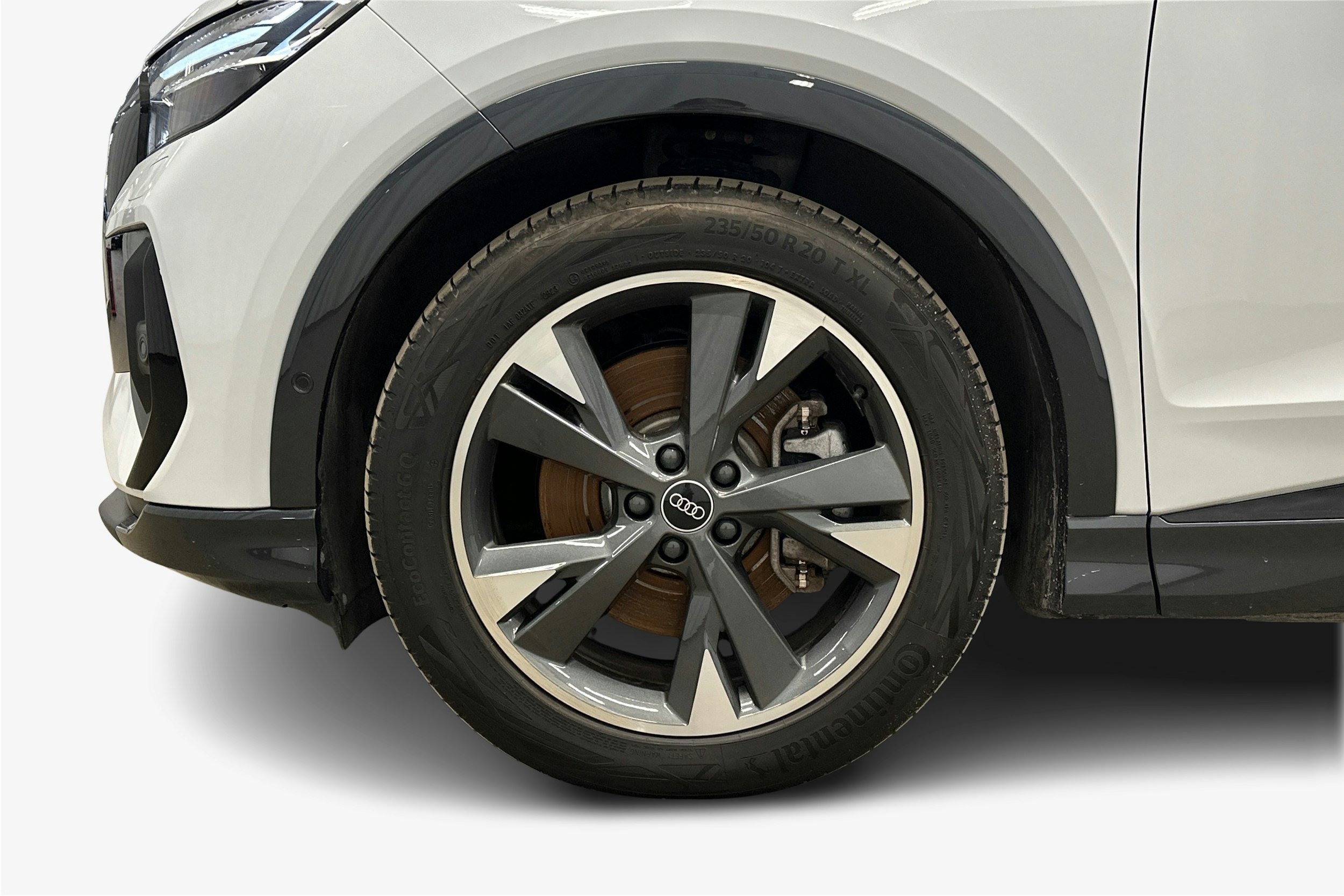 valkoinen Audi Q4 e-tron 2023 kuva 9.