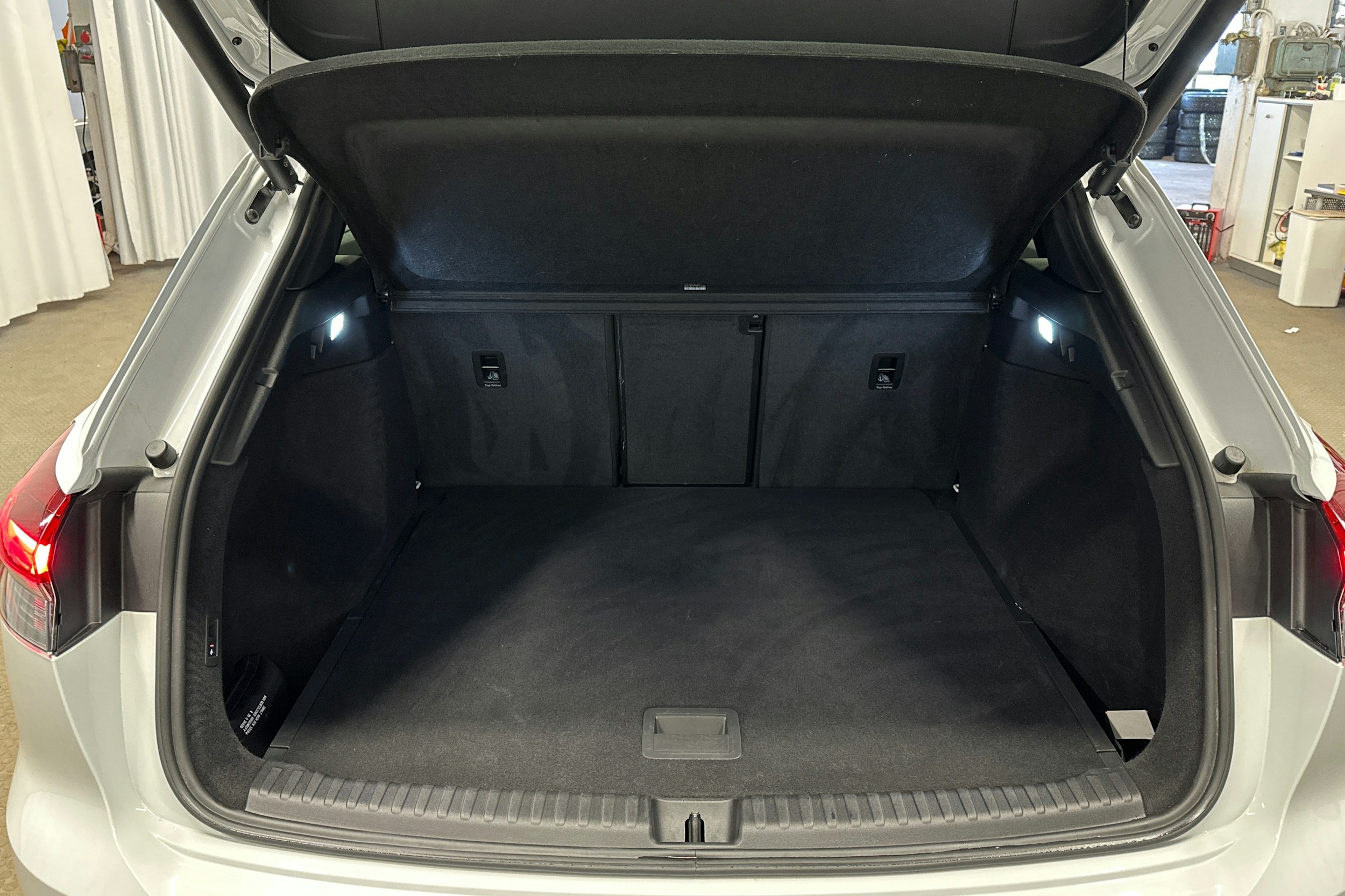 valkoinen Audi Q4 e-tron 2023 kuva 11.