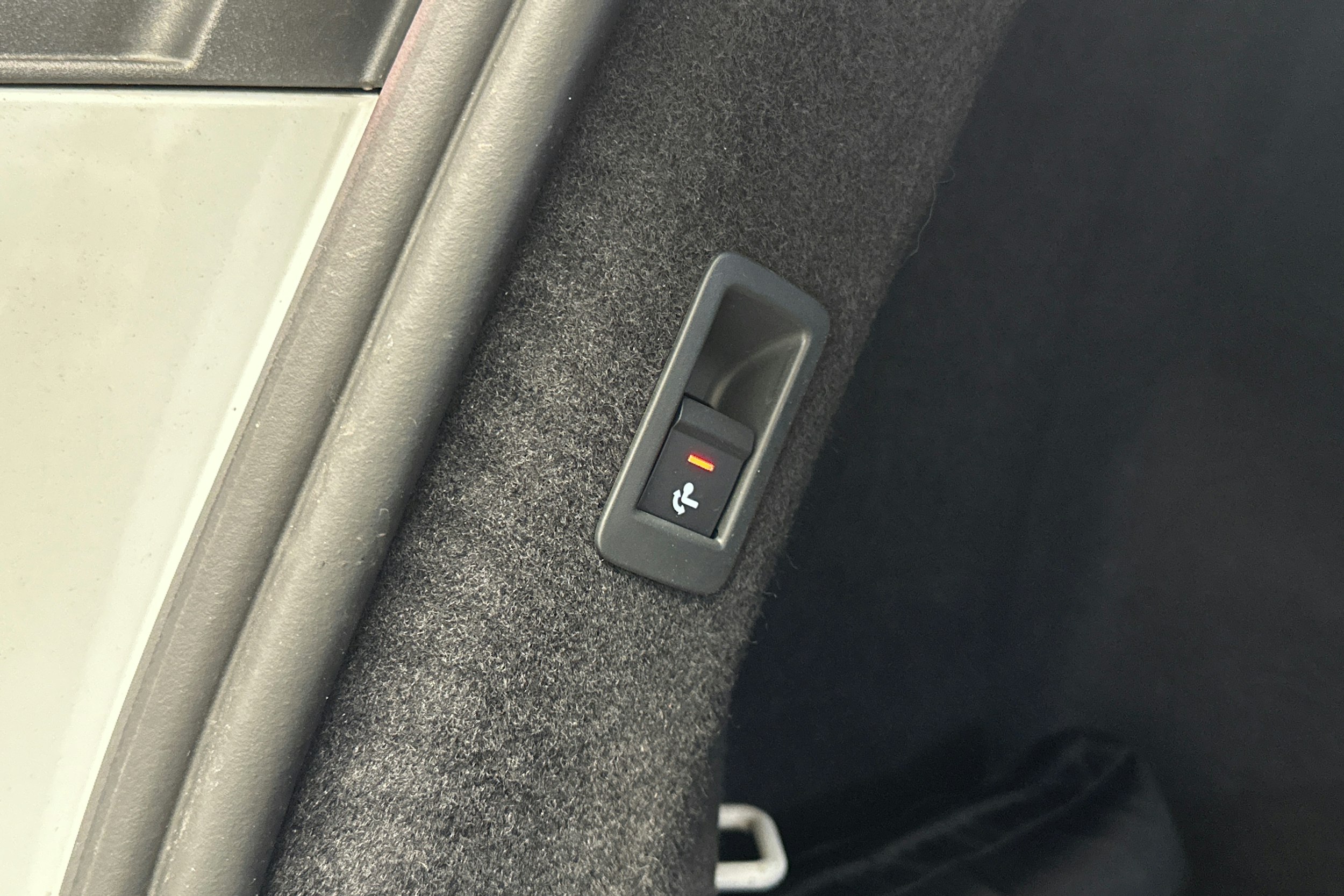 valkoinen Audi Q4 e-tron 2023 kuva 13.