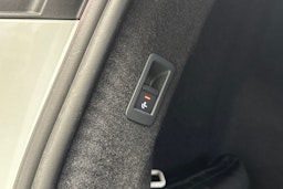 valkoinen Audi Q4 e-tron 2023 kuva 13.